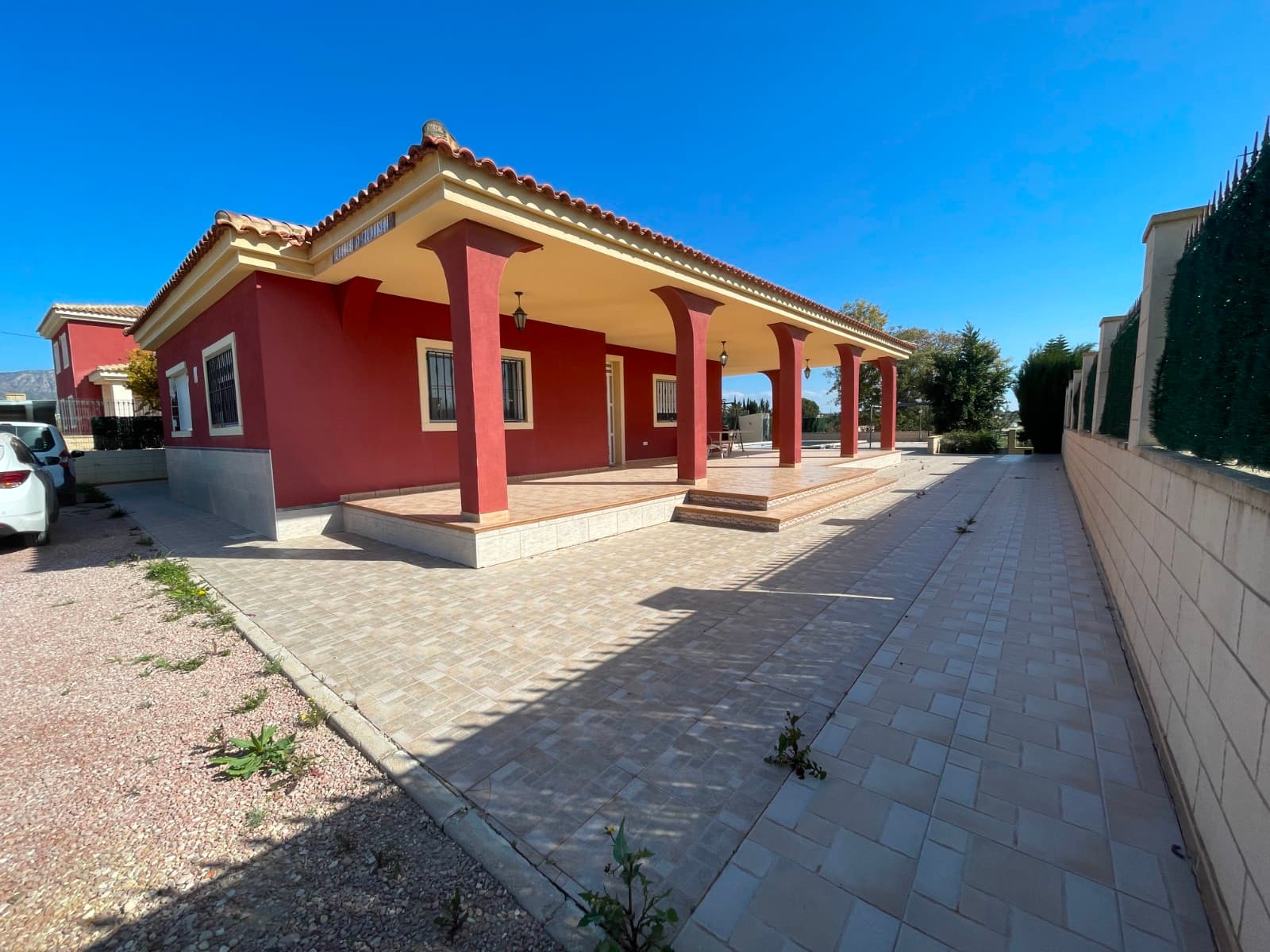 This villa is located between Albatera and Crevillente, offering excellent connections to both cities. It is less than 5 minutes from the motorway, providing quick access to Murcia, Alicante, the airport, and Costa Blanca, all approximately 30 minutes away.The property features a house with 132 m² of usable space, which is in excellent condition. All rooms are spacious and bright, with 3 bedrooms, one of which is en-suite, and a total of 2 fully equipped bathrooms. The kitchen is in top condition, and the large living room provides a comfortable and inviting environment. Additionally, the house is equipped with air conditioning via ducts, offering both cooling and heating functions for year-round comfort.Outside, you can enjoy a large terrace of over 49 m², ideal for relaxing in the shade during the summer months. The main garden, covering 2,000 m², includes a swimming pool of approximately 35 m², a barbecue area, several trees, and a fully fenced plot with an electric gate for easy vehicle access. At the end of the garden, you will find a 12 m² storage room.The property also includes an additional plot of around 11,000 m², which can be used for agricultural purposes.The house is in excellent condition, though the swimming pool requires some minor adjustments to the tiles. Other than that, the house is ready for immediate move-in.Please feel free to contact us to arrange a viewing and discover everything this fantastic property has to offer.