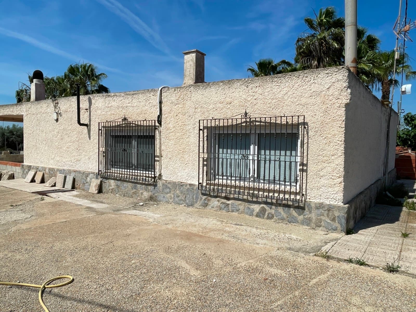 Unique opportunity in the countryside between Matola and Crevillente!If you're looking for a place to enjoy the peace of rural surroundings without sacrificing space and possibilities, this property is for you.Located on a spacious 3,400 m² plot filled with olive trees and charming corners, this estate features two independent buildings and all the potential to become your dream home or a fantastic family investment.The main house of 100 m² is distributed as follows:3 spacious bedroomsA large, bright living roomEquipped kitchenFull bathroomThe second building, approximately 80 m², is currently used as a summer kitchen — ideal for gatherings and celebrations. It has its own bathroom, making it an excellent option to convert into a guest house or independent home, with the possibility of adding one or two extra bedrooms.The plot also offers:Large swimming pool (under completion) with great potential to become the leisure center of the propertySeparate shed perfect to use as a garageAuxiliary building ideal for storing agricultural machinery, tools, or even a tractorAll this in a natural setting, with good access and just minutes from both Matola and Crevillente.Looking for a rural retreat with space, potential, and charm?This estate has everything you need. Contact us for more information or to schedule a visit!