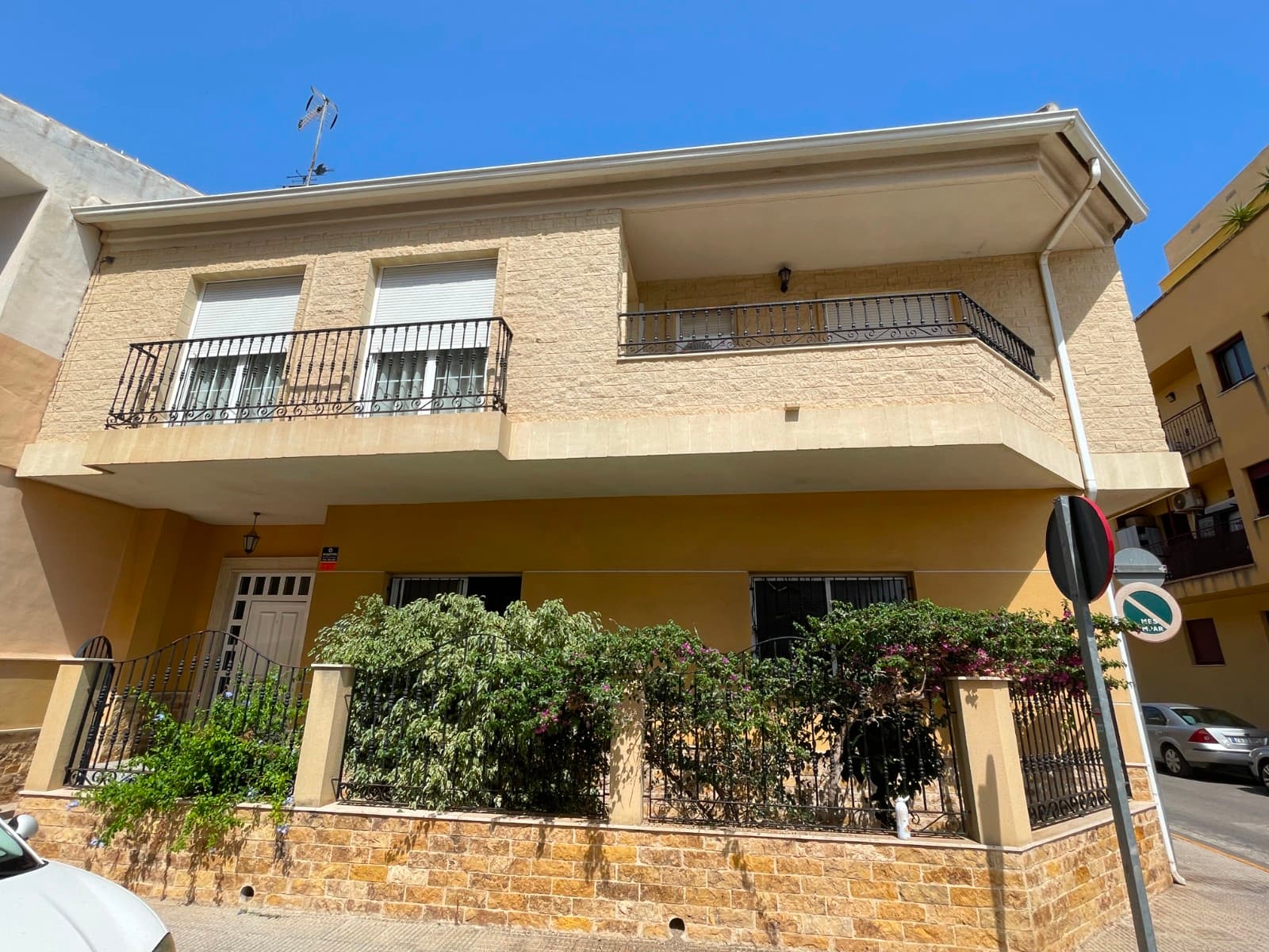 We present this magnificent 400 m² home, located in the charming town of Formentera del Segura, just a 2-minute walk from the football field and municipal swimming pools.It also has convenient access to the beaches of Guardamar, local golf courses, and all essential services: supermarkets, pharmacy, restaurants, school… all in a peaceful and pleasant environment, ideal for family living.An exclusive opportunity for those who want to live and run their business in the same place. The ground floor offers a 200 m² space perfect for virtually any type of business: shop, restaurant, office, clinic, gym, or whatever you envision. Live upstairs and manage your business downstairsProperty layout: 5 bedrooms 3 bathrooms Spacious living-dining room with fireplace Kitchen Garage with space for three cars Storage room Contact us for more information. We will be happy to assist you and show you the full potential of this amazing property.