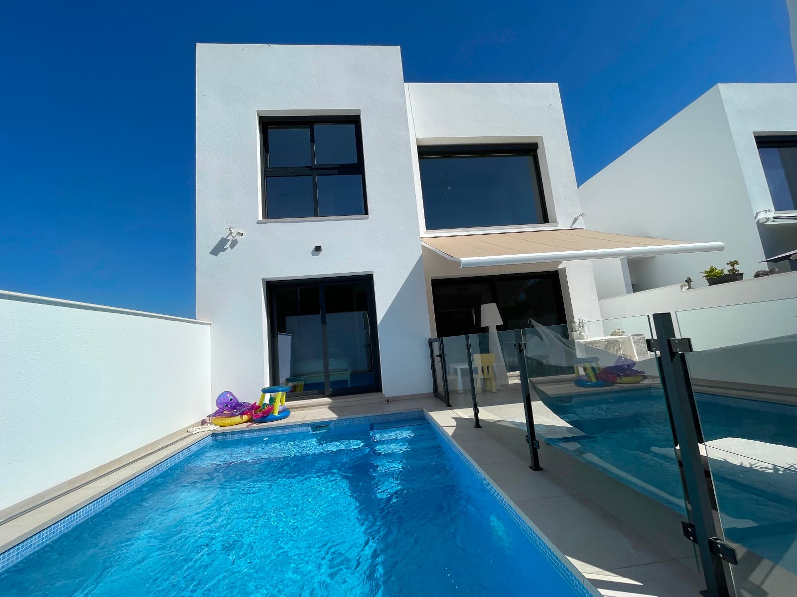 Modern, almost new villa in Formentera del Segura, a charming village in the south of the Costa Blanca known for its peaceful atmosphere, proximity to the beaches of Guardamar, and good access to services and leisure areas. The house features a private pool and parking within the plot with a motorized garage door, three bedrooms, two bathrooms, and a guest toilet, built-in wardrobes for great convenience, and a bright living-dining area perfect for enjoying time with family or friends. Its contemporary design and spacious layout make this property ideal for both year-round living and holidays.Year tax (Suma) is 417,29 euro/year.