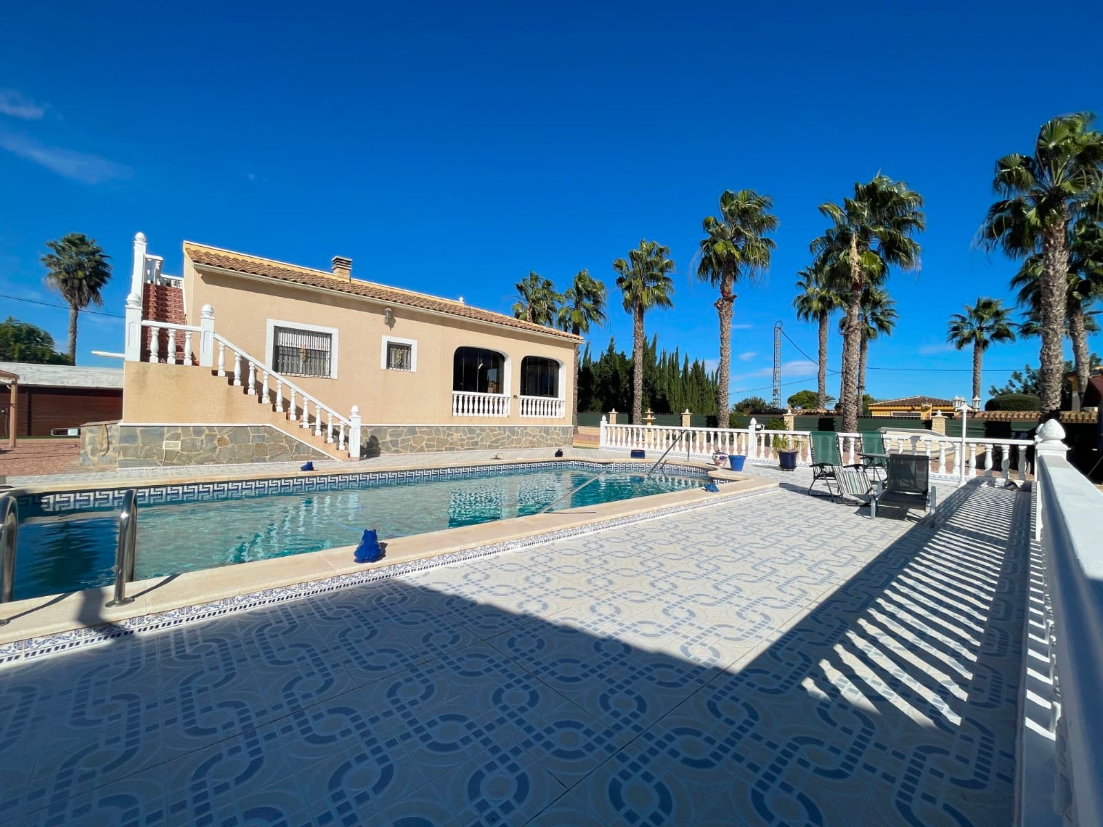 Detached villa in Catral – 239 m² built on a plot of over 2,100 m²Discover this charming home with all the comfort and space you need. The main house features 3 bedrooms, one of them en suite, 2 full bathrooms, an independent kitchen, a spacious living room, and a separate dining area. It also includes a glazed terrace, perfect for enjoying the sunshine even on cooler days. On the same plot, there is a cozy 45 m² wooden guest house with 1 bedroom, bathroom, kitchen, and living room — ideal for guests or a family member who wants their own space.Outdoors, you'll find the perfect setting to enjoy life outside:Garden with two storage sheds,Private pool with a shaded chill-out area, and plenty of space to relax or spend time with family. Located in Catral, this property has been built for over 20 years, connected to water and electricity, and paying SUMA taxes (350€/year) . Important: It does not have a habitation certificate, but it can be lived in without any problem.A unique opportunity for those seeking space, independence, and tranquility in a natural setting.