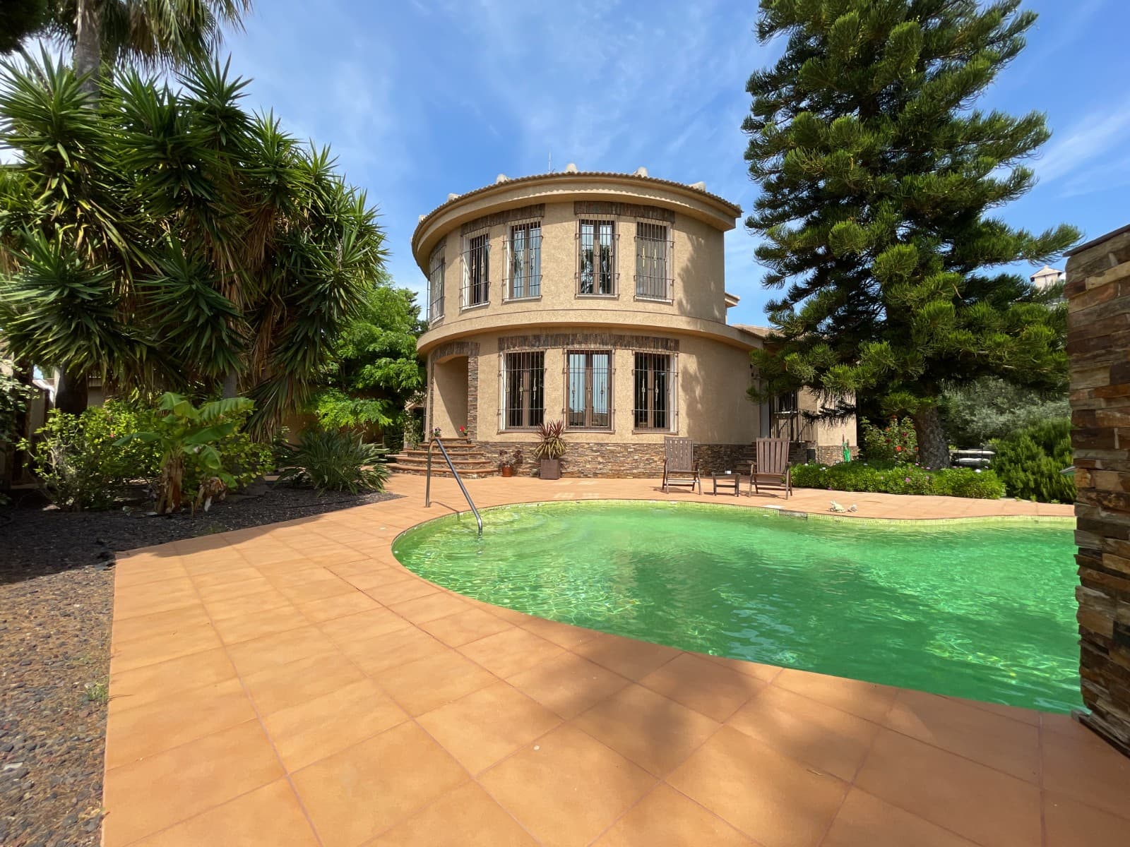 Magnificent villa with private pool and wonderful garden. It is a spacious house with lots of space, in a quiet area, and place for privacy. There is also a sauna in the basement.The main house has 5 bedrooms and 3 bathrooms. There is installed central heating with underfloor heating. The residence is south facing.In addition, there is a separate guest apartment with a living room, kitchenette, bedroom and bathroom.This amazing property is built with high quality materials.There is the possibility of buying a private tennis court, which borders on the property, but this one is not included in the price.It is located in the popular area of Ciudad Quesada just a few minutes to all services.Do not hesitate to contact us to visit it.