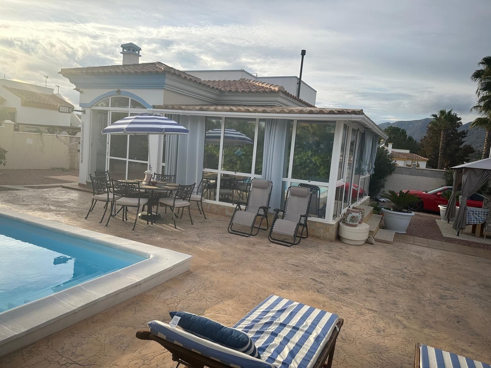 Beautiful villa for sale in a peaceful and harmonious areaThis charming villa is located in the La Montañosa urbanisation, Hondón de las Nieves (Alicante province). An ideal place to enjoy life in peace and harmony.Perfect location: Only 5 minutes by car from all amenities: shops, pharmacy, hairdresser, car mechanic, bakery, health centre, restaurants and supermarkets. Just 20 minutes from the beach, Alicante airport and Elche, and 10 minutes from Aspe.Property features:  2 bedrooms 2 bathrooms Fully equipped kitchen Living room with pellet heating Enclosed terrace with extra lounge and bed Outdoor area:  Pergola with summer kitchen Pergola with dining and seating area Bioclimatic pergola with garden lounge Outdoor pool with solar shower Solarium with spectacular views Garden with fruit trees Wooden garage and parking space The plot measures 500 m², and the entire exterior area is brand new and ready to enjoy.