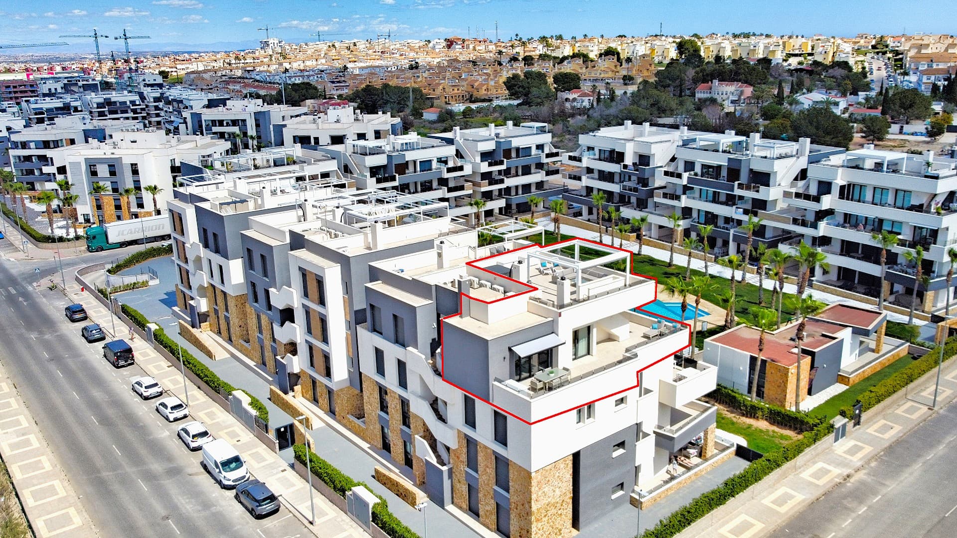 . Stunning Penthouse in Los Altos with Private Lift and Double Garage and Jacuzzi! Welcome to this exceptionally sunny and spacious penthouse, located on the top floor of a brand-new complex in Los Altos (Orihuela-Costa).The private lift takes you straight from your double garage directly to your front door. Inside, you’ll find an abundance of space with 3 generous bedrooms and 2 modern bathrooms!The living room is wonderfully spacious and flows seamlessly into the open-plan kitchen.But the real wow-factor? That’s the incredible 91 m² rooftop terrace! South-facing, partly covered, and equipped with sunshades – perfect for outdoor living all year round. And let’s not forget the balcony itself, offering another 74 m² of outdoor bliss!The master bedroom comes with a luxurious en-suite bathroom featuring a walk-in shower. The other bedrooms share a stylish second bathroom and offer plenty of built-in storage.Comes completly furnished!!A unique home for someone looking for something truly special.Are you ready to enjoy this view soon?