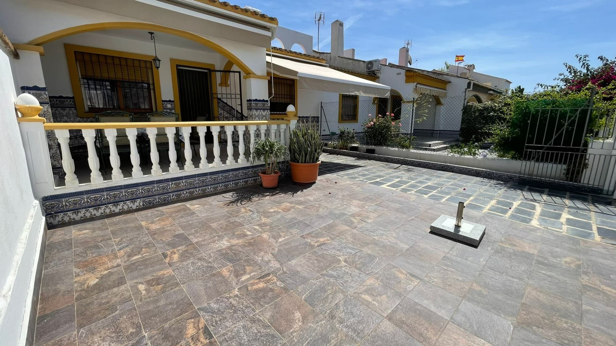 Spanish style, south facing, in Torre de La Horadada, built on one level. Description: - Living room - Open kitchen - 3 bedrooms - 2 bathrooms At the front, pleasant terrace, possibility of building a swimming pool, parking space. At the rear, you can enjoy the coolness of the patio, a laundry area and a staircase leading to the solarium offering impressive views.- Air conditioning- Storage space on the solariumBeach 800m away