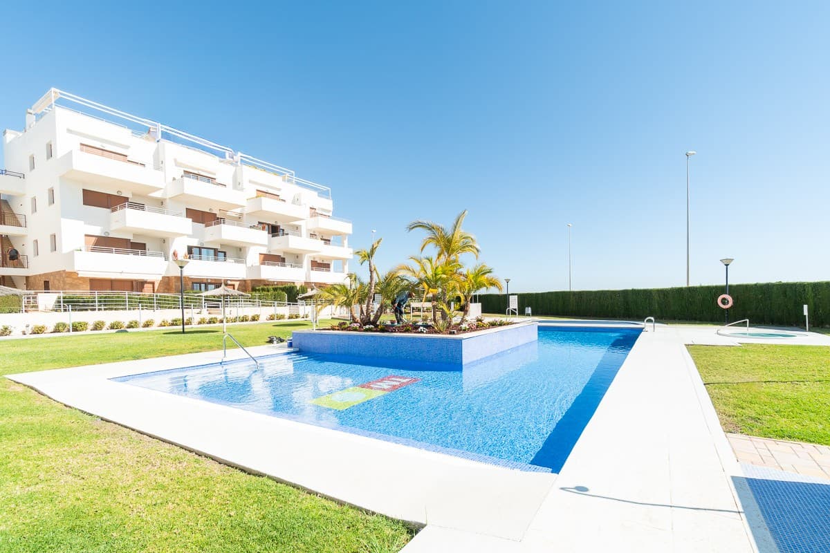 Fancy a private 52 m² rooftop terrace with sea views? ☀️ This turnkey flat is just waiting for you!✅ The flat: 73 m² perfectly laid out, 2 bedrooms, 2 bathrooms, fitted kitchen and utility room.✅ The ‘Extra’: An XXL terrace + a solarium with barbecue for unforgettable moments.✅ The Residence: A true resort (swimming pools, jacuzzis, flower gardens, children’s play area and gym).✅ The Extras: Sold furnished, air conditioning, underfloor heating, parking and storage room included.