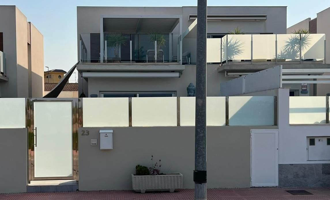 FOR SALE: Your sunny retreat on the Costa Blanca! ☀️Do you dream of a villa with a swimming pool under the Spanish sun? Discover this gem in Daya Vieja! ✅ 130 m² of modern, light-filled living space.✅ 3 spacious bedrooms to accommodate family and friends.✅ A private swimming pool for summer days.✅ Just a few minutes from the beaches of Guardamar del Segura!