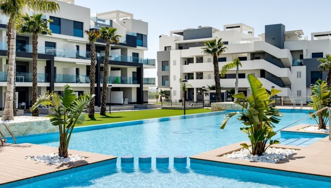 Stunning Modern Penthouse – Oasis Beach 13, El Raso (Guardamar)Discover this magnificent penthouse situated on the third and top floor (with lift) in the heart of the prestigious Oasis Beach 13 development. Combining contemporary design with luxury comfort, this property is a real opportunity on the Costa Blanca.Interior living spaces:Bright Living Room: A spacious, minimalist living room with large bay windows opening onto the outside.Gourmet Kitchen: Open-plan kitchen, fully equipped with state-of-the-art appliances.Bedrooms: Two large, elegant bedrooms with fitted wardrobes, including a master suite with en-suite bathroom.Bathrooms: Two fully fitted bathrooms with modern, high-quality finishes.Unique Outdoor Spaces (The highlight):Living Terrace: Accessible from the living room, ideal for breakfasts overlooking the gardens.Private Solarium (65 m²): A huge private roof terrace offering an exceptional space for sunbathing, hosting barbecues or relaxing with a panoramic view of the surroundings.Facilities & Residence:The apartment is sold fully furnished in a chic contemporary style.Parking included: Private underground parking space.Wellness Area: The Oasis Beach 13 residence is renowned for its facilities: a huge lagoon-style swimming pool, landscaped gardens, a fully equipped spa (jacuzzi, sauna, hammam), a fitness room and pétanque courts.Location:Situated in El Raso, you’ll enjoy a peaceful setting just minutes from the fine sandy beaches of Guardamar and local amenities (shops and restaurants within walking distance).Ready to move in! Whether as a main residence or a high-potential rental investment, this penthouse is a rare find on the market.