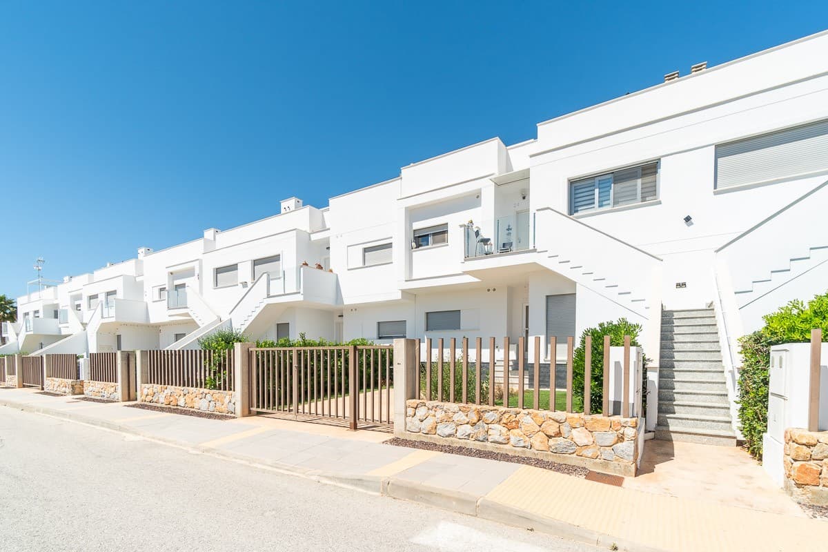 Located in the pleasant residential neighbourhood of Vistabella, which, in addition to its 18-hole golf course, offers a full range of amenities within walking distance: supermarket, restaurants, chemist, hairdresser, padel courts…This flat, situated on the 1st and top floor of a charming, recently built (2017) residential block, forms part of the Capri development. The Capri III buildings feature a modern design that blends functionality with style. The communal areas are lush and well-landscaped, with various spaces: a pétanque court, relaxation areas and a swimming pool. The interior spaces of the homes have been strategically laid out to maximise natural light and enhance the feeling of space. Description - Fully fitted kitchen - Living room opening onto a first terrace - 2 bedrooms - 2 bathrooms - Spacious roof terrace with impressive views- Private parking space Features specific to this flat - Additional cupboards in the kitchen - Insect screens - Sunshade awning on the terrace and pergola on the solarium - Centralised hot/cold air conditioning  - Storage cupboards on the main terrace Sold furnished and fitted: appliances, light fittings, indoor/outdoor furniture… Its large solarium allows you to enjoy the sun all day long and offers lovely views of the surrounding countryside. Vistabella, also known as Entre Naranjos, is adjacent to the AP-7 motorway and offers easy access to nearby villages and the beaches of Torrevieja and Orihuela Costa via the Costa Azul bus route running from Orihuela to Mil Palmeras. The beaches of Orihuela Costa are just 15 km away; an ideal distance for living in a green, quiet and peaceful setting, whilst still being close to the sea.