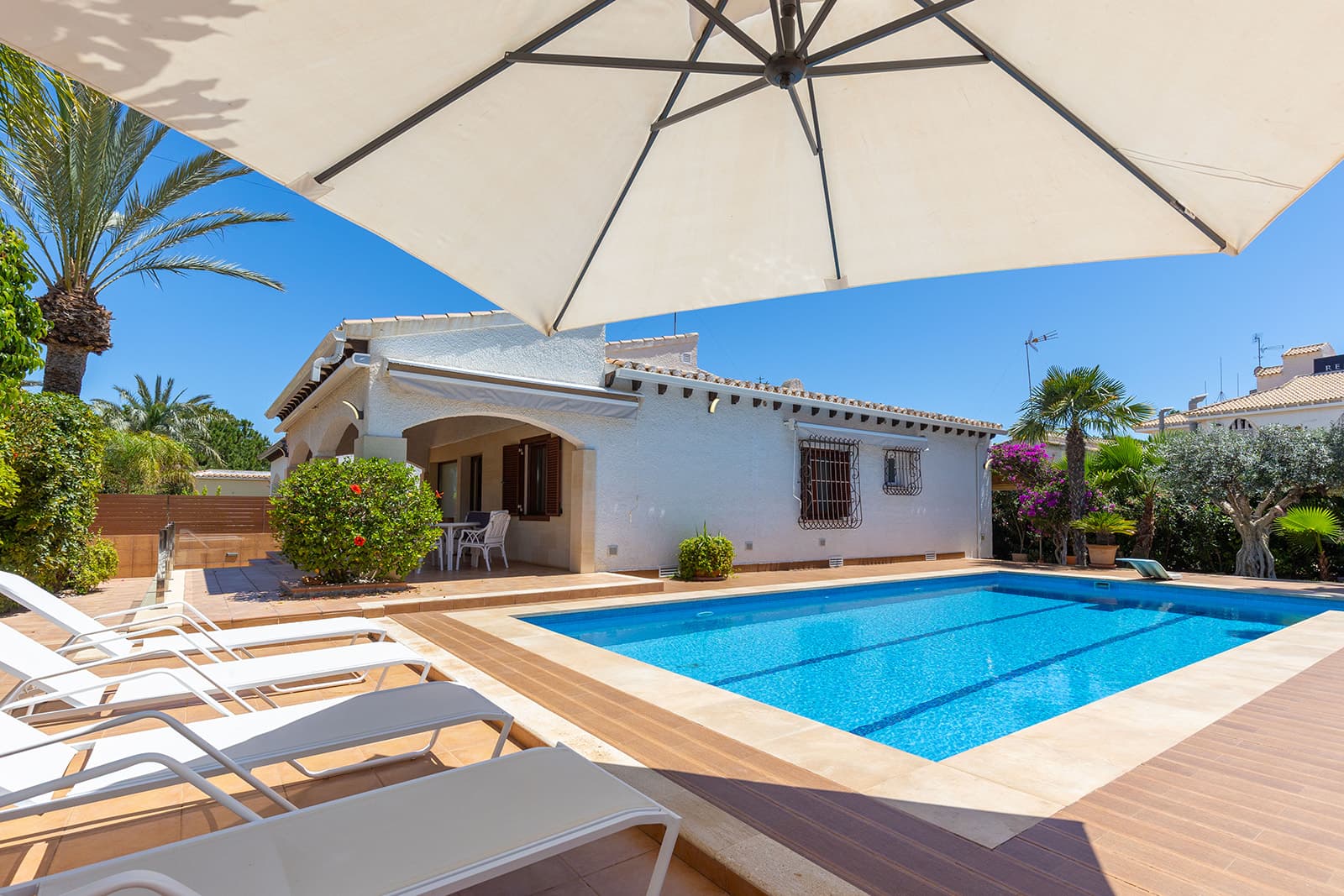 We present this charming villa located in one of the most privileged areas of the Costa Blanca: Punta Prima, just a few steps from the sea.The property has a built area of 168 m², set on a spacious 540 m² plot, offering privacy, comfort, and ample outdoor space to enjoy.The villa features 4 spacious bedrooms, 2 full bathrooms, a bright living-dining room with direct access to the exterior, and a modern fully equipped open-plan kitchen.Outside, the property boasts a private pool, barbecue area, sunny terraces, and a Mediterranean garden – ideal for enjoying the climate all year round.Punta Prima is a well-established coastal area, known for its direct access to the sea, fine sandy beaches, natural coves, and peaceful environment. All essential services are nearby: restaurants, supermarkets, pharmacies, shopping centres such as La Zenia Boulevard, and excellent road connections. Just 10 minutes by car from the centre of Torrevieja, and surrounded by golf courses, sports facilities, and green areas.