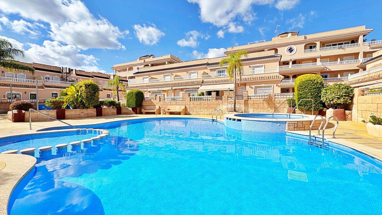 Beautiful corner quad-style duplex located in the exclusive Vista Azul Residential, one of the most desirable developments in Villamartin, Orihuela Costa. This home perfectly combines Mediterranean style, comfort and an excellent location within a quiet, family-friendly environment close to all essential amenities.With 90 m² of built area on a 120 m² plot, the property enjoys a southwest orientation, providing plenty of natural light all day long. The ground floor offers a bright living-dining room with direct access to the terrace, a fully equipped independent kitchen, one bedroom ideal for guests or a home office, and a complete bathroom. The upper floor features two bedrooms with fitted wardrobes, a second bathroom, and access to a 20 m² private solarium, perfect for sunbathing, relaxing or enjoying open views.The property is in excellent condition and equipped with air conditioning, awnings, security door and private parking inside the plot. The spacious terrace surrounding the house provides several outdoor dining and chill-out areas, ideal to enjoy the Mediterranean climate all year round.The Vista Azul complex offers exceptional communal facilities including two swimming pools (one covered), jacuzzi, sauna and gym, making it one of the most complete and sought-after communities in Villamartin.Located next to Villamartin Golf Course, close to La Zenia Boulevard and Playa Flamenca, and only 3 km from the beaches of Orihuela Costa, this home is perfect for those looking to buy a duplex in Villamartin or invest in a property for sale on the Costa Blanca.A charming property, ready to move into — ideal as a permanent home, a holiday residence or a real estate investment in Orihuela Costa.