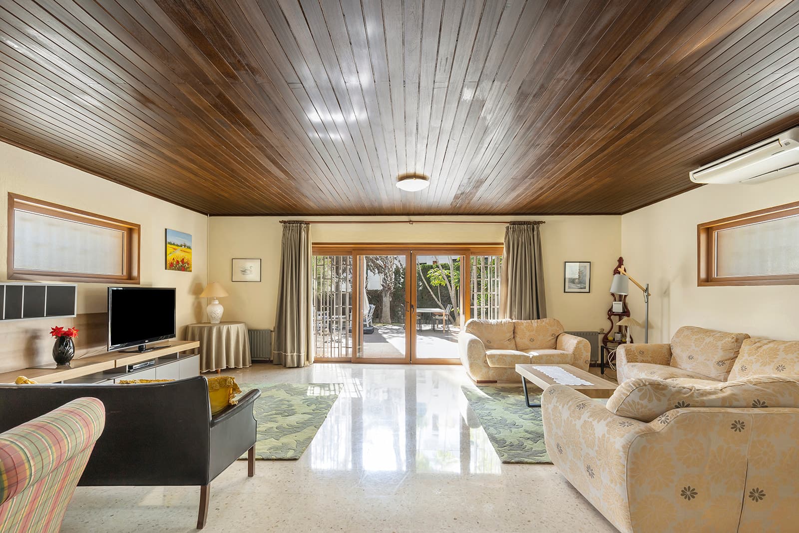 This magnificent house is located in the Las Filipinas area (Villamartín urbanization) on a large plot of 1,510 m², offering privacy and an exceptional outdoor environment. The property has 366 m² of built space, with five bedrooms, three bathrooms, a living room, and a dining room, providing comfort and functionality for the whole family. It also includes a garage and a storage room, offering additional space for storage and vehicles.Among its features are individual heating and a private south-facing pool that enjoys sunlight all day, perfect for relaxation and enjoyment during the warmer months. The garden surrounding the house completes a peaceful and green environment, ideal for rest or outdoor living.The property is approximately 4–5 km from the beaches of Costa Blanca South, which is about an 8–10 minute drive. The popular La Zenia Boulevard shopping center is just 5–8 minutes away by car, offering a wide range of shops, restaurants, and entertainment. Regarding transport and access, the urbanization is well connected to the AP‑7 motorway and the N‑332 road. Additionally, supermarkets, restaurants, bars, and essential services are within walking distance or just a few minutes away, and several golf courses are nearby, making the area particularly attractive for both permanent residents and vacationers.