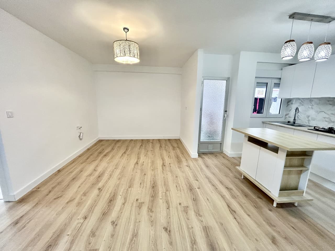 Discover this beautifully fully renovated 3-bedroom, 1-bathroom first-floor apartment in the heart of Torrevieja — the perfect blend of comfort, style, and unbeatable location.Bright and modern throughout, this move-in-ready home features a fresh contemporary design, spacious living areas, and a charming private balcony ideal for enjoying your morning coffee or evening drink in the Mediterranean sunshine.Situated just steps away from bars, restaurants, supermarkets, shops, and all essential amenities, everything you need is right on your doorstep. Plus, the stunning beaches of Torrevieja are only a few minutes’ drive away, making this an ideal holiday home, permanent residence, or investment opportunity.Enjoy vibrant coastal living in one of the Costa Blanca’s most sought-after locations.