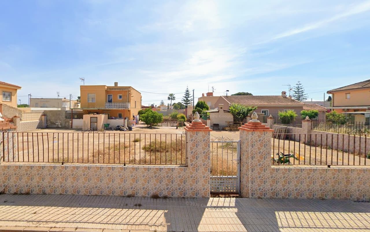 Discover an exceptional opportunity to build your dream home or investment property on this well-positioned urban plot, ideally located just five minutes from the beach. Combining the convenience of urban living with the tranquility of a coastal setting, this plot offers the perfect foundation for a bespoke residence, holiday retreat, or development project.Enjoy easy access to local amenities, restaurants, shops, and leisure facilities, all while benefiting from a peaceful neighborhood. This plot presents excellent, efficient building opportunities to maximize your footprint.