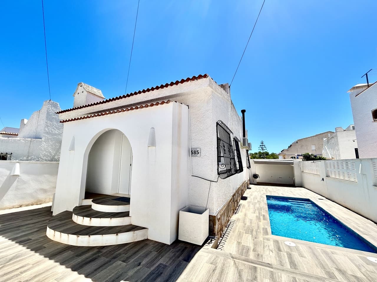 This fully refurbished one-level villa is designed for easy, comfortable living, with a great balance between indoor space and outdoor lifestyle.Inside, you’ll find a large and bright open-plan living area with a fireplace that makes the space feel warm and welcoming all year round. The brand-new fully equipped kitchen flows naturally into the living area, making it ideal for both everyday life and entertaining family or friends.The property has two spacious double bedrooms, both with their own modern en-suite bathrooms, offering privacy and convenience for guests or visiting family.Outside, there’s a private swimming pool and plenty of terrace space, including the perfect area to create an outdoor kitchen for al fresco dining and relaxing in the sun.Upstairs, the large rooftop solarium gives you even more outdoor space to enjoy, along with a small additional room that could be used as a home office, storage space or hobby room.A great option whether you're looking for a permanent home, a holiday getaway or an easy rental investment.