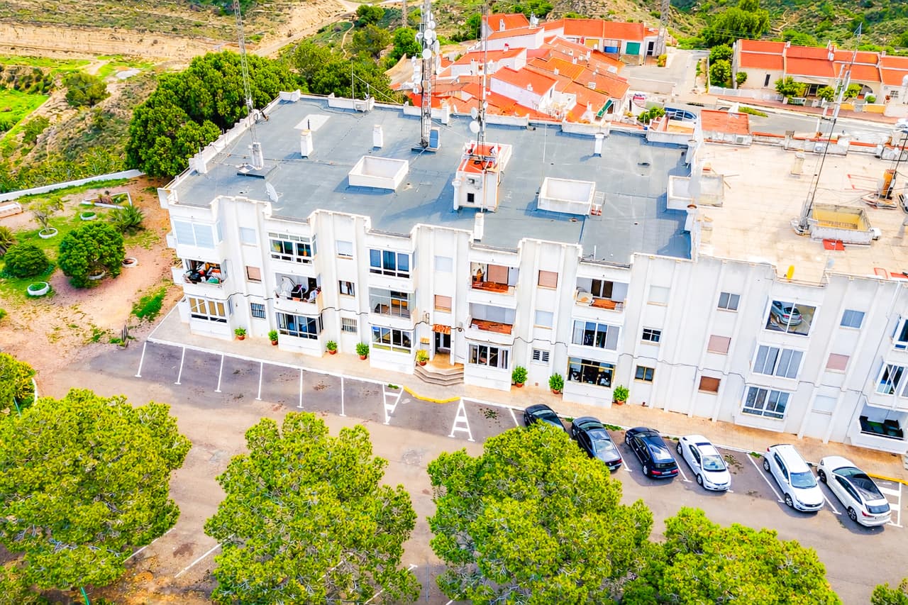 Enjoy breath-taking views, an unbeatable location next to the municipal swimming pool, and everything you need within easy reach.This bright and generously sized studio apartment has been fully renovated making it an excellent choice as a holiday retreat, a smart investment, or a comfortable home for all-year living.The property is ready to move in or rent out immediately.Highlights include:Spacious studio with a modern, recently renovated interiorPrivate balcony offering stunning panoramic views over the entire Vega Baja areaPeaceful yet well-connected neighbourhoodMunicipal swimming pool just steps awayBars and local amenities within walking distanceOnly a short drive from La Marquesa Golf CourseIdeal for sun lovers, golf enthusiasts, and anyone looking for a calm setting on the Costa Blanca. A fantastic opportunity not to be missed!