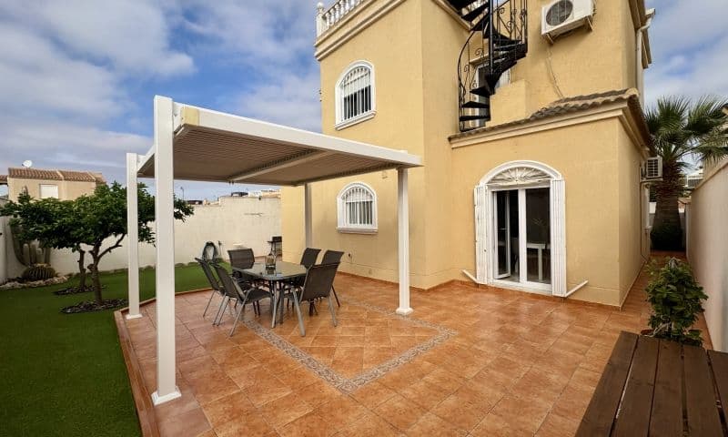 4-Bedroom Detached Villa in Aguas Nuevas, TorreviejaOpportunity to acquire a wonderful detached house in a prime location! This 4-bedroom, 2-bathroom villa is located in an area that combines comfort and quality of life, perfect for both year-round living and holidays.The property features spacious terraces, a solarium, and a private garage, ideal for enjoying the pleasant climate and comfort. The house is in excellent condition: new windows, four air conditioning units, a fireplace, and all finishes are in perfect condition. Everything is included as seen in the photos, ready to move in or for you to make any improvements you wish.The perfect location, very close to everything, such as:• The Consum Torrevieja Roentgen supermarket is approximately 600 m away.• To the Avenida Baleares bus stop (Residencia de la Tercera Edad) - One way → about 405 m (6 min walk).• To La Mata beach, a short drive/walk of 1200 m.Located in an area surrounded by everything you need: shops, restaurants, schools, beaches, a bus station, and all the necessary amenities for a comfortable and enjoyable life.Don't miss the opportunity to live in an immaculate house in an ideal setting!