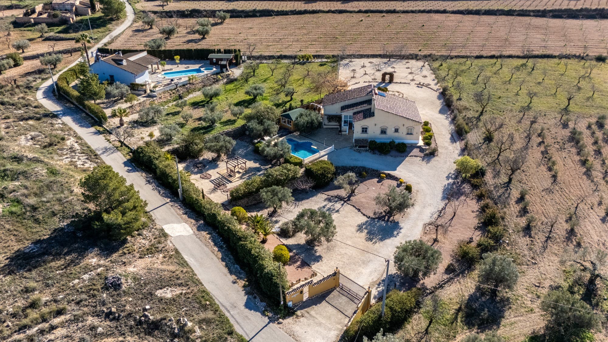 Nestled in the heart of a privileged natural setting, this magnificent country house in La Zarza perfectly blends the charm of the countryside with all the comforts of modern life. Surrounded by nature and offering absolute privacy, it is the ideal place for those seeking tranquility, space, and quality of life.The house, with 222 m² of living space, sits on a generous 5,590 m² plot, offering ample outdoor areas to enjoy the fresh air year-round. The garden surrounds the house, creating a green and relaxing environment, perfect for family gatherings, relaxation, or outdoor activities.Inside, the house stands out for its spaciousness and natural light. It features three generously sized bedrooms, designed for rest and comfort, and two full bathrooms. The open-plan kitchen flows harmoniously into the living area, creating a welcoming and functional space, ideal for sharing moments with family or friends.The living room is one of the highlights of the home, featuring a fireplace that adds warmth and character, making it the perfect space for the cooler months. The house is equipped with air conditioning, heating, and central heating, ensuring maximum comfort year-round. Furthermore, it is being sold fully furnished and with all appliances included, ready to move in without the need for renovations.Outside, the property boasts a spectacular private swimming pool of 10 x 5 metres, ideal for enjoying the summer, as well as a porch perfect for al fresco dining or relaxing. The property also includes a private garage with one parking space, an open parking area, solarium, a storage room, and a security door, providing convenience and security.With a south orientation, the house enjoys excellent natural light and stunning sunsets, making every corner a warm and inviting space.A unique property, perfect as a permanent residence, holiday home, or investment, where the tranquility of the rural setting meets the comfort of a fully equipped home.