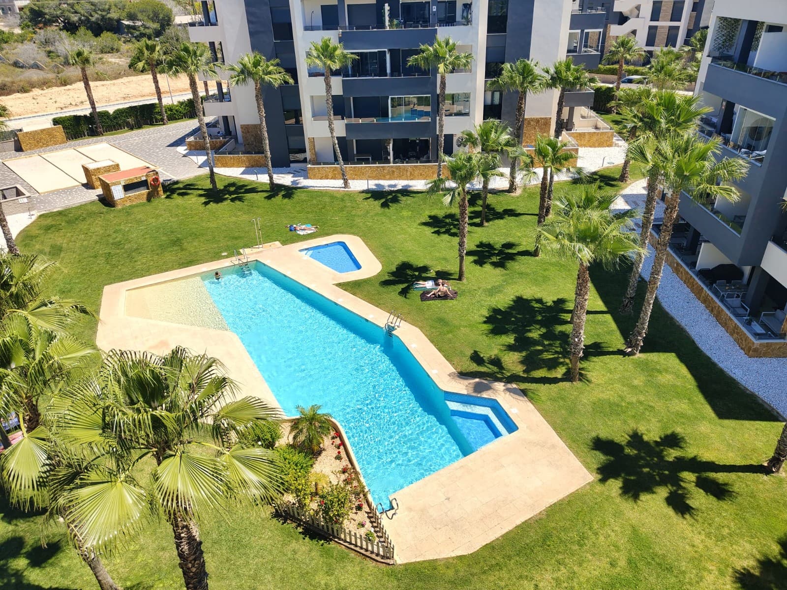 Apartment for sale in Los Altos – Spacious living on the Costa BlancaAre you looking for a comfortable apartment on the sunny Costa Blanca? This beautiful apartment with **3 bedrooms and 2 bathrooms** in Los Altos near Torrevieja is ideal as a holiday home, investment, or permanent residence in Spain.The property features a cozy living space with a **modern open kitchen** and plenty of natural light. The spacious terrace is equipped with **closable glass curtains**, allowing you to enjoy this extra living space all year round. Apartment layout* 3 bedrooms* 2 bathrooms* Open kitchen* Spacious living room* Terrace with glass curtains* Underground parking space* Private storage Good location near the seaThe apartment is located in the popular Los Altos, close to Torrevieja and the beaches of the Costa Blanca. In the surrounding area, you will find shops, restaurants, golf courses, and all daily amenities. Thanks to the pleasant climate and excellent location, this is a perfect choice for anyone looking for a **seaside home in Spain**. Living or investing on the Costa BlancaThe Costa Blanca remains one of the most popular regions for international buyers looking to **purchase a home in Spain**. This apartment offers a great combination of comfort, location, and investment opportunities.Are you looking for **real estate on the Costa Blanca** or a well-maintained **apartment in Spain**? Then this property is certainly worth a visit. Interested?Please feel free to contact us for more information or to view this beautiful apartment in Los Altos near Torrevieja.