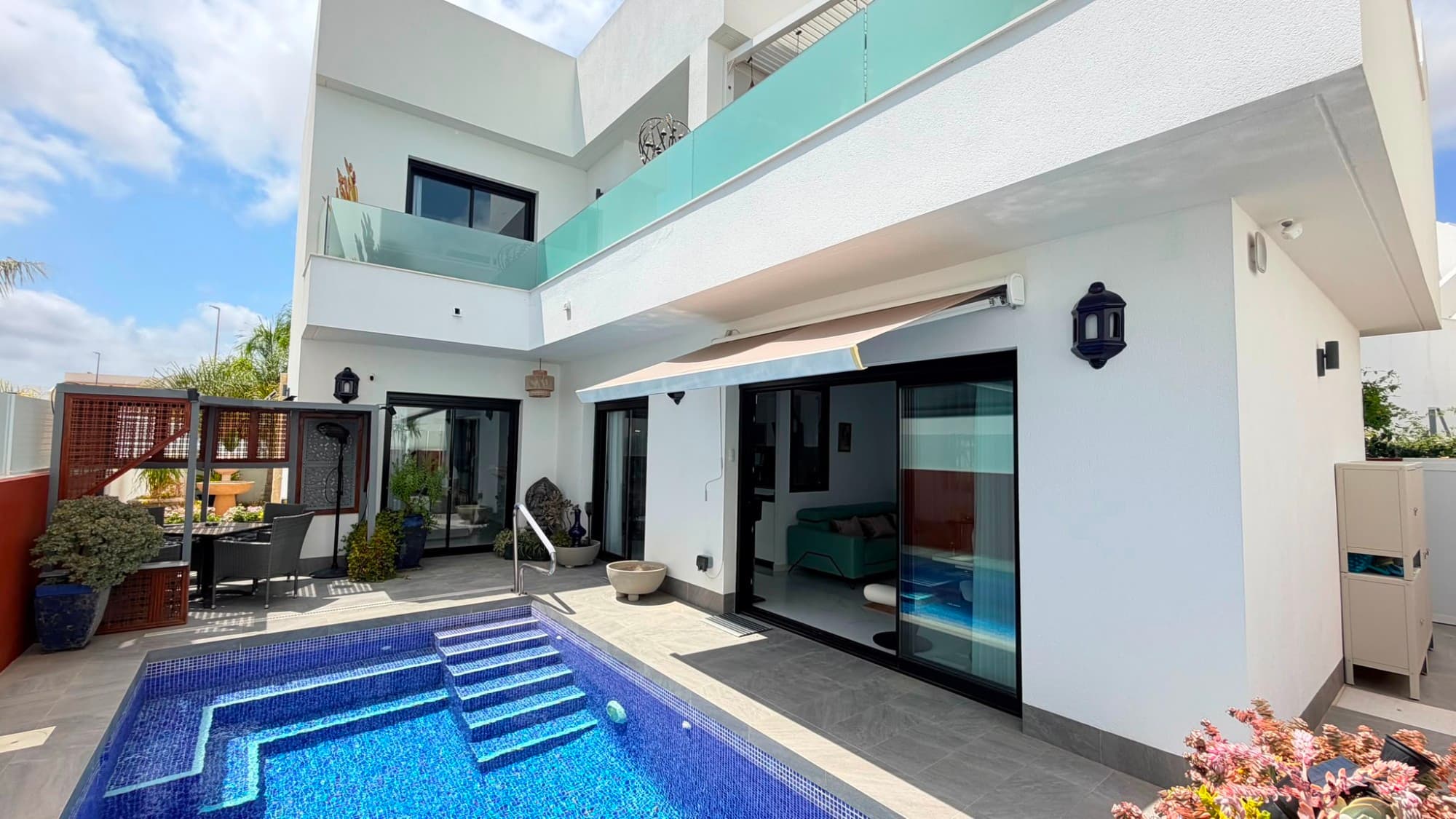 Are you looking for a villa on the Costa Blanca where comfort, style, and the authentic Spanish outdoor lifestyle come together? This beautifully furnished detached villa offers a unique combination of elegance, privacy, and high-quality features. An ideal property for those looking to buy a property in Spain as a permanent residence, holiday home, or valuable investment on the sunny Costa Blanca.An Exclusive Costa Blanca Villa with Beautiful Outdoor Living AreasThis stylish detached villa has been designed to make the most of the wonderful Spanish climate. Around the property, several charming areas have been created where you can relax and enjoy outdoor living throughout the day.The outdoor space is truly one of the highlights:Heated private swimming pool with a smart position offering exceptional privacyBeautiful outdoor kitchen, perfect for relaxing evenings with family and friendsSeveral cosy seating areas around the propertySpacious solarium with an impressive panoramic view over the surroundingsCarefully designed outdoor spaces combining comfort, tranquillity, and Mediterranean livingThanks to the thoughtful layout of the pool and garden areas, you can enjoy complete privacy while experiencing the outdoor lifestyle that makes the Costa Blanca so popular.Comfortable Villa with 3 Bedrooms and Luxury FeaturesInside, this property combines a tasteful interior design with modern living comfort. The villa offers:✔ 3 spacious bedrooms✔ 3 elegant bathrooms with underfloor heating✔ Built-in air conditioning on every floor✔ High-quality finishes and comfortable living spaces✔ Solar water heating system for energy-efficient hot waterEvery room has been designed with attention to detail, creating a home that is ready to move into immediately. The combination of luxury, energy efficiency, and comfort makes this villa highly attractive for both families and investors.