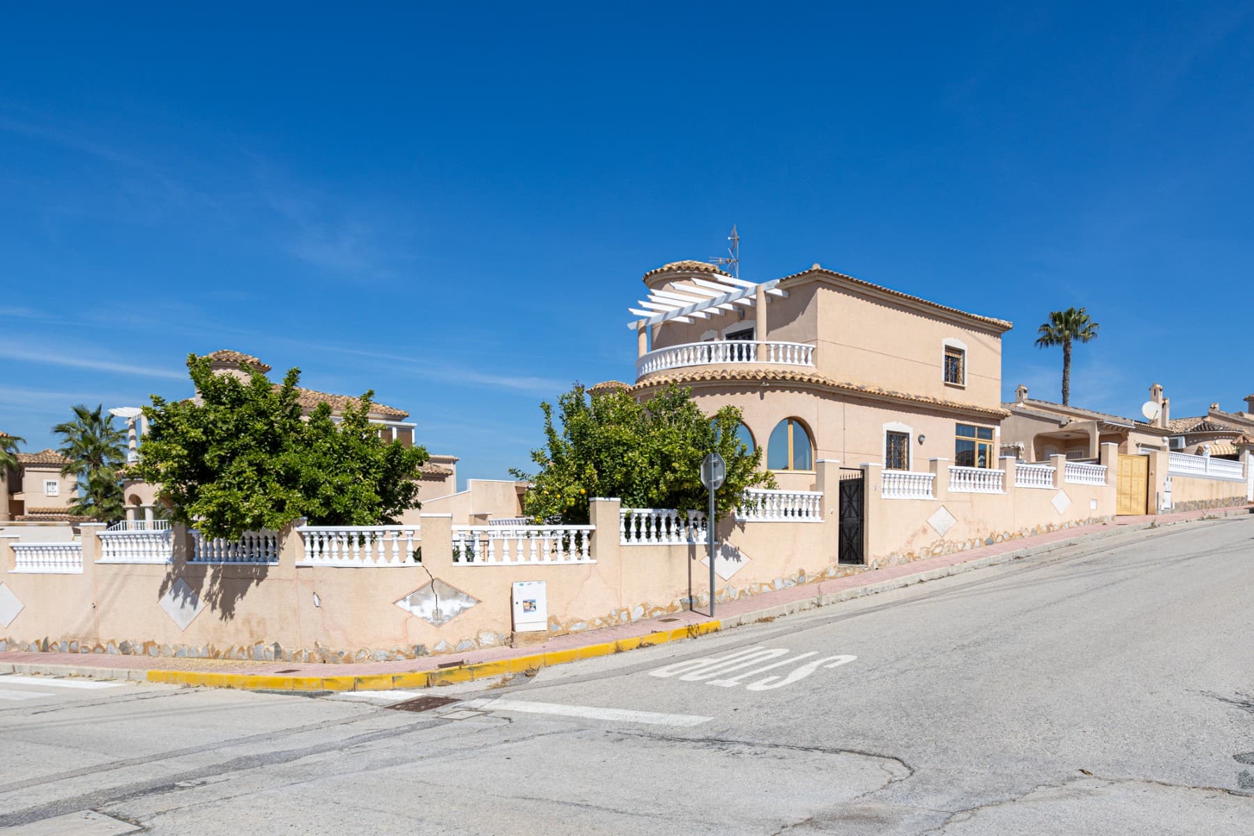 Welcome to a unique opportunity on the Costa Blanca South. In the sought-after and increasingly popular town of Benijófar, we present this charming detached villa in authentic Spanish style — a home full of character, space and exceptional potential.Set on a generous plot surrounded by greenery and tranquility, this villa offers a rare combination of privacy, space and location. Enjoy the true Spanish lifestyle while all amenities are within easy reach.The outdoor space is simply impressive:a beautiful, spacious garden, a large swimming pool to enjoy all year round, and several generous terraces, including a charming enclosed terrace — perfect for long evenings with family and friends. The open views provide a unique sense of freedom and peace.Inside, you will be surprised by the exceptional space. All rooms are generously sized and offer endless possibilities to modernise and transform the property into a true dream villa.Features:5 spacious bedrooms3 bathroomsLarge garageAmple storage spaceOutdoor kitchenMultiple terracesGenerous plot with full privacyThis villa is ideal for those looking for a character property with potential — a place where, with relatively minor updates, you can create a true paradise.Benijófar is one of the region’s hotspots: charming, vibrant and perfectly located near beaches, golf courses and all amenities.Interested? Don’t wait too long. Properties like this are rare. Schedule your viewing today.