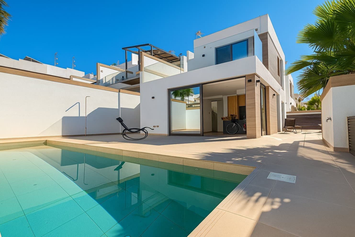 Beautiful independent House / Chalet for Sale with 3 bedrooms and 3 bathrooms. The incredible high quality and modern finishes make it unique. The first room has its own bathroom, and there is also a guest bathroom. The large kitchen-living room is perfect for family gatherings. On the upper floor there are 2 bedrooms and a shared full bathroom. Enjoy the large terrace overlooking the pool. The fully finished and high quality basement offers a large space and a full bathroom. With 175 m² built, this second-hand property is in good condition. It does not have heating. West orientation. Do not miss this opportunity!
