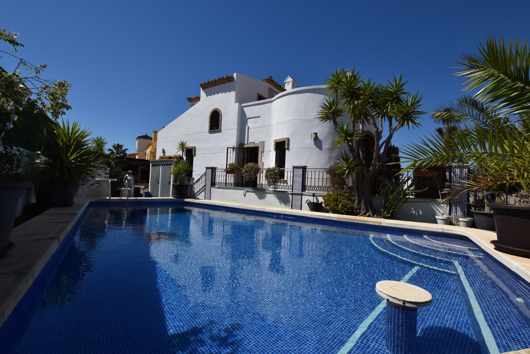 Mediterranean-style corner villa in La Finca Golf This beautiful detached corner villa is located on a 383 m² plot in the exclusive area of La Finca Golf, Algorfa A property full of Mediterranean charm, perfect for buyers looking for the true Costa Blanca lifestyle, combining privacy, outdoor living and an excellent location close to everything The villa offers 3 bedrooms and 2 bathrooms with a comfortable and practical layout, ideal both as a permanent residence or holiday home.Outside, the property features a spacious private plot with swimming pool 🏊‍♂️, outdoor kitchen 🍴 and exterior bathroom 🚿, creating the perfect setup for enjoying the Mediterranean climate almost all year round La Finca Golf is one of the most complete and attractive areas in the south of the Costa Blanca, well known for its golf course, restaurants, spa hotel and international atmosphere Only 15 km from the beaches of GuardamarApproximately 50 km from Alicante AirportClose to restaurants, supermarkets and all essential amenitiesA property with huge charm and that authentic Mediterranean feeling so many international buyers are searching for when coming to Spain