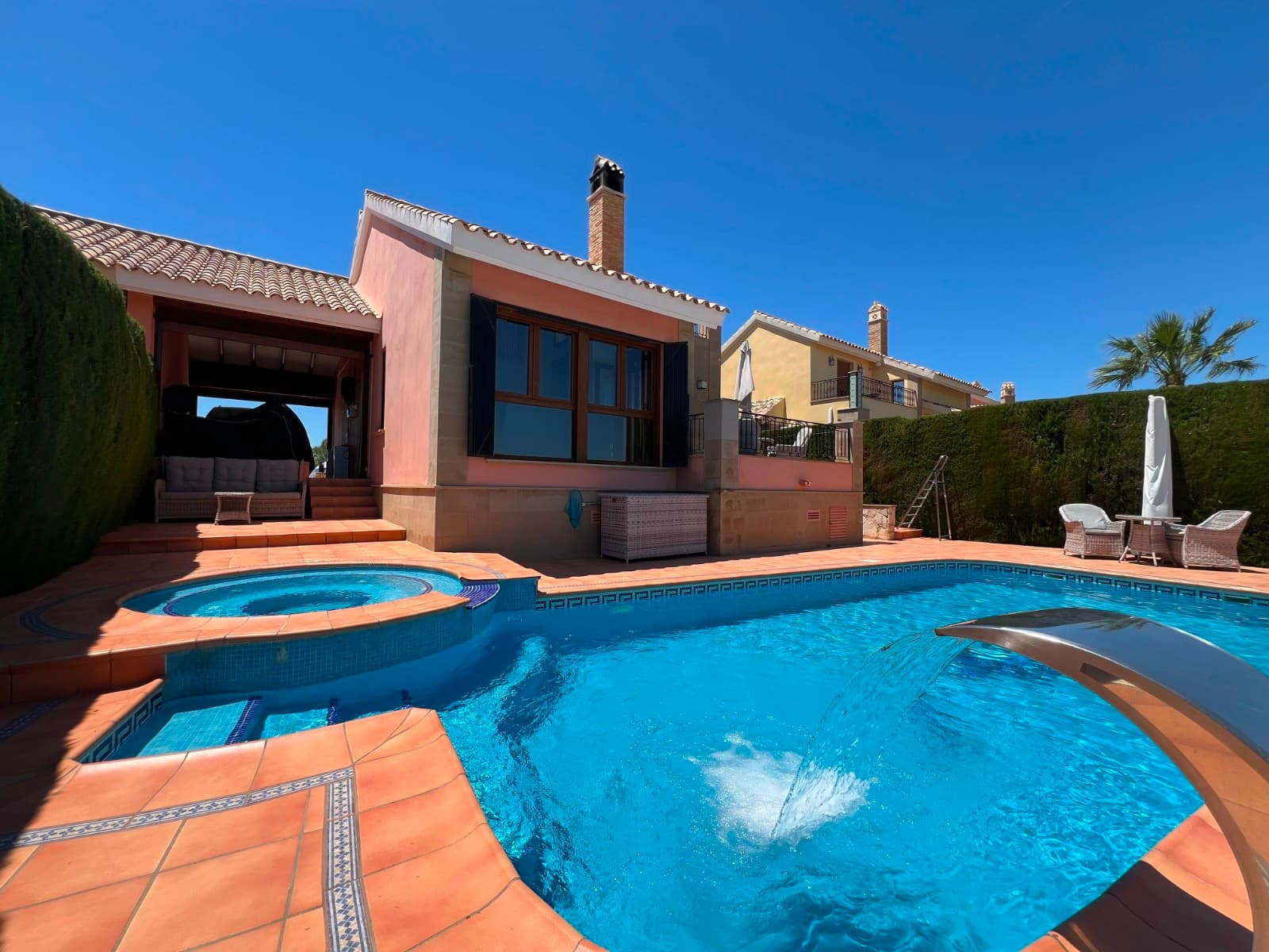 Front Line Golf Villa in La Finca Golf This stunning front line golf villa located in La Finca Golf, Algorfa is perfect for buyers looking for privacy, open views and authentic Mediterranean lifestyle in one of the most desirable areas of the Costa Blanca.The villa offers 3 bedrooms and 2 bathrooms distributed across 110 m² built on a private 350 m² plot, creating a fantastic connection between indoor and outdoor living spaces.The living area features a cosy log burner fireplace while the newly installed air conditioning units ensure year-round comfort.The kitchen is fitted with BOSCH and SIEMENS appliances alongside a Quooker system providing instant boiling water.The swimming pool has recently been renovated and already includes pre-installation for a saltwater system complemented by an elegant decorative waterfall and built-in jacuzzi with jets The property also benefits from a private garage with automatic door and 10 solar panels improving the home’s energy efficiency. Approximately 15 minutes from the beaches of GuardamarApproximately 40 minutes from Alicante AirportA perfect property as a permanent residence or second home on the Costa Blanca