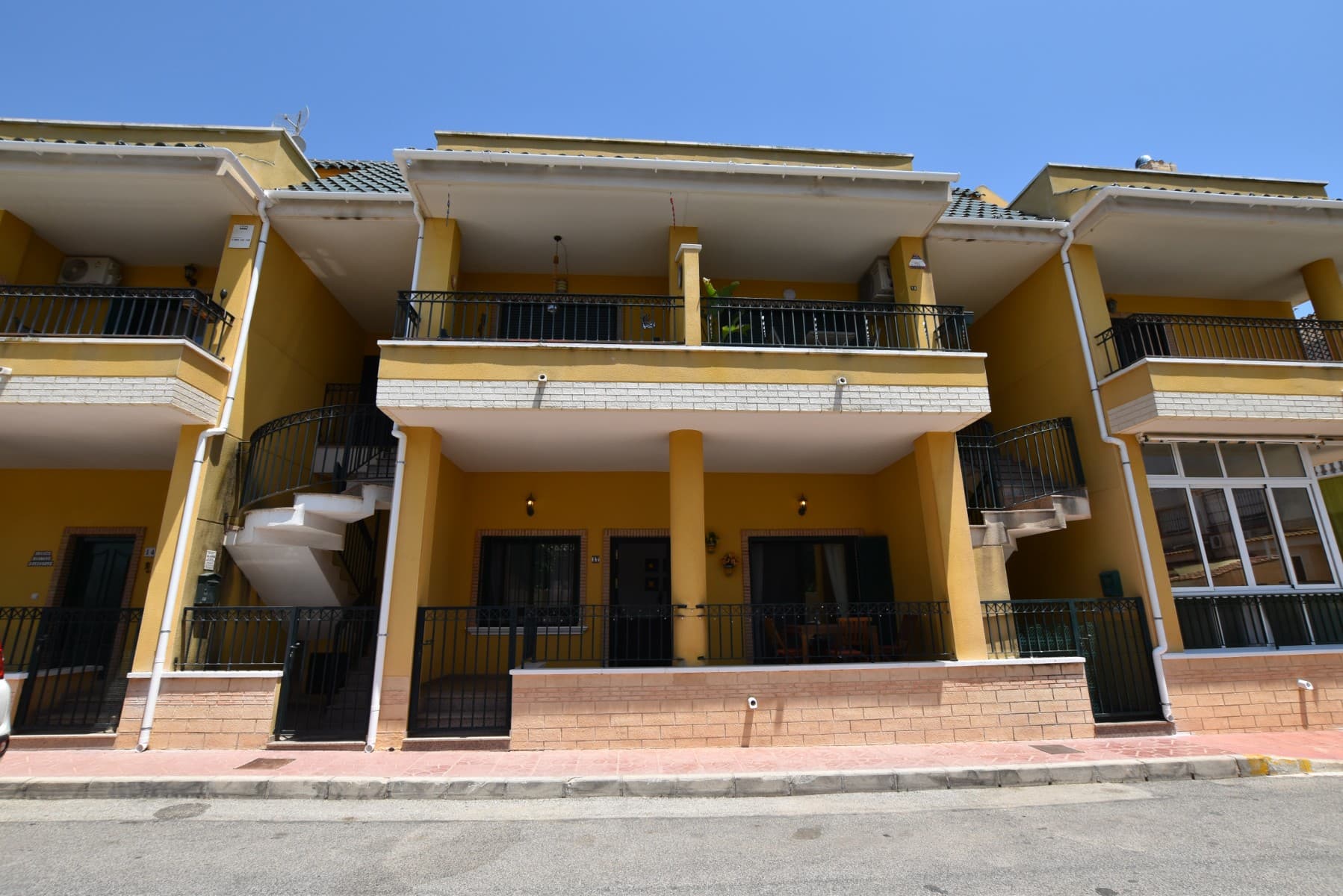Spacious Ground Floor Apartment in Daya ViejaLocated in the charming village of Daya Vieja, this spacious ground floor apartment offers the opportunity to enjoy authentic Costa Blanca living, combining tranquillity, comfort and excellent access to nearby towns and amenities.The property features 3 bedrooms and 2 bathrooms, providing plenty of space for both permanent living and those looking for a holiday home under the Mediterranean sun.One of the standout features is the generous living room, offering a comfortable and bright space perfect for family life, entertaining guests or simply relaxing after enjoying everything the Vega Baja region has to offer.Daya Vieja is one of the few villages that still retains its traditional Spanish character. Quiet streets, a welcoming atmosphere and a relaxed pace of life make it particularly attractive to buyers looking to escape the busier tourist areas while remaining close to essential services.Its location also provides easy access to nearby towns such as Almoradí, Rojales, Ciudad Quesada and Guardamar del Segura.Approximately 15 minutes from the beaches of Guardamar and 35 minutes from Alicante Airport.Close to supermarkets, restaurants, medical centres and all essential amenities.A fantastic opportunity for buyers looking for space, comfort and authentic Mediterranean living in an increasingly sought-after area of the Costa Blanca.