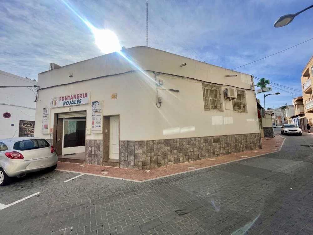 wp:paragraph Large warehouse in the center of Rojales with an excellent location, overlooking three streets and close to all amenities (shops, supermarkets, local police, gas stations, etc.).It has electricity, water, a toilet, a security door, a ceiling fan, air conditioning, a safe, and stairs leading to the offices on the upper floor.Ideal for investment or for starting a business, building bungalows, or other projects.Just 15 minutes from the beaches of Guardamar and Torrevieja, and less than 30 minutes from the airport. A unique investment opportunity!Contact with us to see the possibilities that has this warehouse! /wp:paragraph
