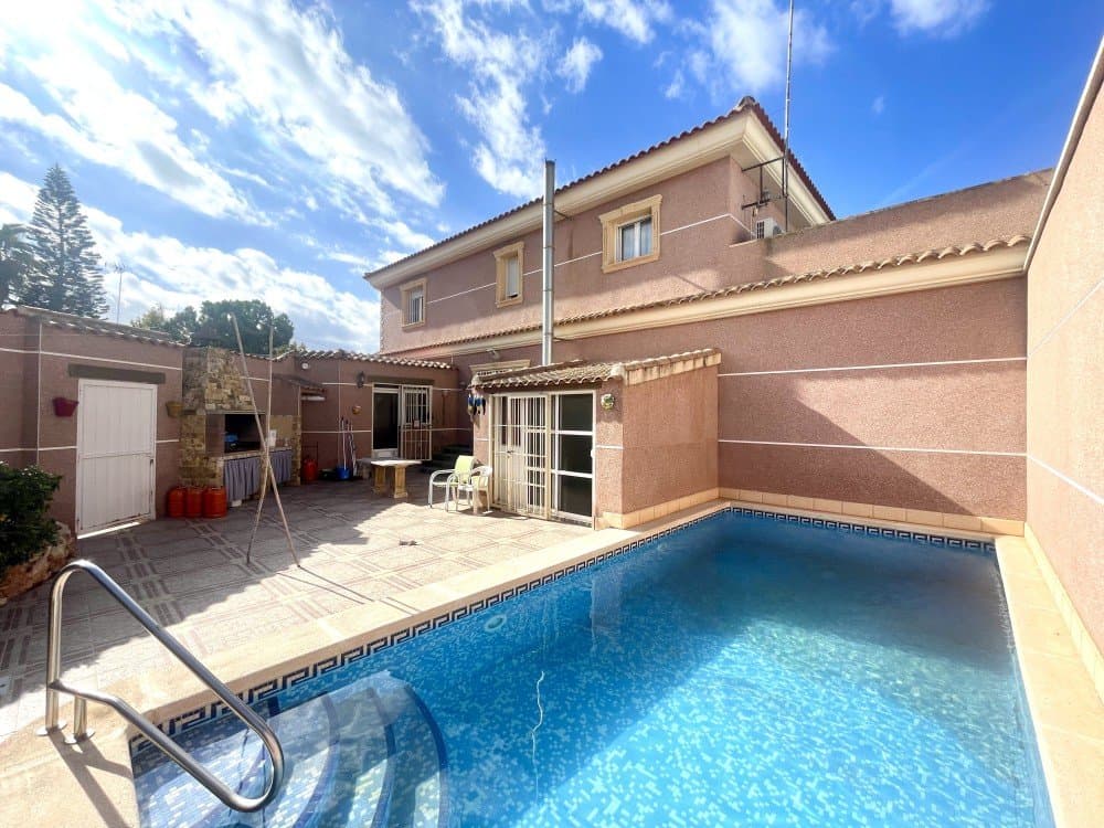 We are pleased to present this magnificent detached house with 500 m² of living space, located in one of the best areas of Formentera del Segura.Its location is unbeatable: just 280 meters walk from shops, supermarkets, and local businesses, and a 5-minute drive from the AP-7 motorway. Furthermore, the shopping centers of Benijófar, with their wide variety of bars and restaurants, are less than 10 minutes away.Built with top-quality materials, this house stands out for its spacious rooms and excellent layout.Upon entering the main floor, you are greeted by a large living-dining room filled with natural light, perfect for gatherings with family or friends, next to a cozy relaxation area with a comfortable sofa and television.The fully equipped kitchen is in perfect condition and practically brand new. Also on this floor is a double bedroom, a full bathroom with shower, and a storage room, ideal for storing belongings.Ascending to the second floor, you'll discover four spacious and bright bedrooms. The master bedroom features a large window opening onto a private terrace overlooking the pool. in the same floor we find other full bathroom with double sinks, as well as a dressing room.The property also boasts a large basement, ideal for additional guest accommodation. Accessible from the garden or the garage, it includes an additional living room, a fully equipped kitchen, a full bathroom, a laundry room, and an extra bedroom.Outside, the house offers the perfect setting to enjoy the Mediterranean climate: a large private swimming pool, a barbecue area perfect for al fresco dining, and a second garage.In short, an exclusive, spacious, and meticulously maintained property, ideal both as a permanent residence and for enjoying extended stays on the Costa Blanca.Contact us to arrange a viewing and discover for yourself everything this spectacular house has to offer.