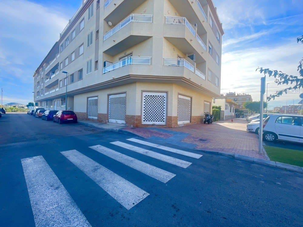 wp:paragraph This magnificent commercial space boasts 210 m² of built area and a 210 m² basement for storage. It includes a project that was completed approximately five years ago for a chicken restaurant, but it could also be used as a burger joint, restaurant, pizzeria, office, shop, etc. It is located on the main avenue of Los Palacios, a charming and lively area with numerous businesses.The ground floor is currently under construction, but includes:· 1 Kitchen· 3 Bathrooms· 1 Large open space suitable for various uses, such as a spacious showroom. The 210 m² basement is also available for storage.If you are considering opening a business, we are confident that this is a unique opportunity, perfect for any type of business or investment. /wp:paragraph