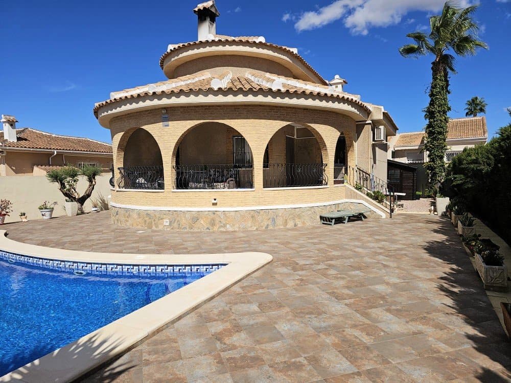 We are pleased to present this villa located in the prestigious Monteazul urbanisation in Benijófar, a quiet and highly sought-after residential area thanks to its excellent location. Less than 10 minutes by car, you will find a wide range of shopping centres, bars, and restaurants, and just 10 km away you can enjoy the stunning beaches of Guardamar del Segura.The property has a built area of 119 m², distributed over 3 spacious bedrooms, 3 fully equipped bathrooms, a fully fitted kitchen, and a bright living-dining area with a fireplace, perfect for creating a warm and welcoming atmosphere. From the living room, you have access to a large terrace, ideal for enjoying the Mediterranean climate all year round.It sits on a generous 400.50 m² plot, featuring a private saltwater swimming pool, surrounded by a lovely garden, as well as off-road parking within the plot.The property is sold fully furnished and equipped with appliances and air conditioning, making it ready to move into or an excellent investment for holiday or long-term rental.An ideal villa for those seeking peace, comfort, and proximity to all amenities, without giving up closeness to the sea.