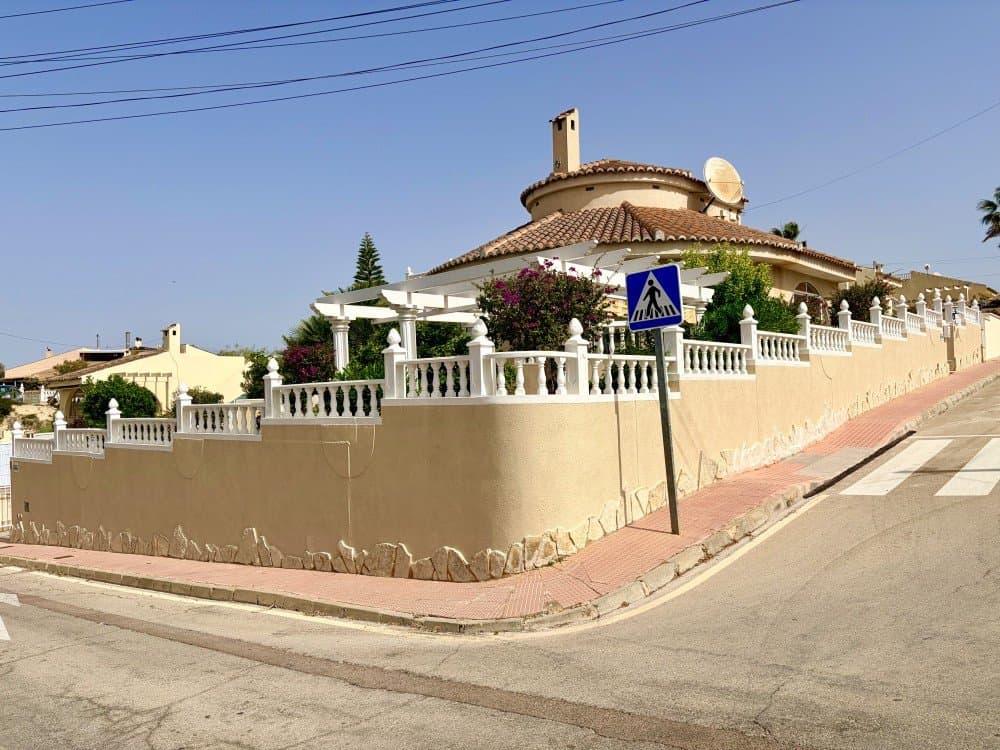 Exclusive detached villa set on a generous 500 m² plot, with a built area of 211 m², designed to offer comfort, flexibility and an exceptional quality of life in a privileged setting.The property is distributed over two levels and features a total of 5 spacious bedrooms and 3 fully fitted bathrooms, making it an ideal choice for large families or those seeking additional space for guests or independent living on each floor. It benefits from 2 fully equipped kitchens and 2 bright living rooms, offering multiple layout and usage possibilities.Externally, the villa boasts a well-maintained garden with a charming pergola, perfect for outdoor dining, social gatherings or relaxing throughout the year. The plot also provides ample space to customise leisure areas or even install a private swimming pool. A private garage is included.Ideally located just a 2-minute walk from the renowned La Marquesa Golf Course, the property sits in the heart of Ciudad Quesada, one of the most sought-after residential areas on the Costa Blanca. The area offers an excellent lifestyle with a wide range of amenities including restaurants, supermarkets, medical centres and leisure facilities, as well as enjoying an exceptional year-round climate. Its proximity to the beaches of Guardamar del Segura and easy access to main transport links make it a perfect choice for both permanent living and investment.Don't miss this opportunity and come visit!!