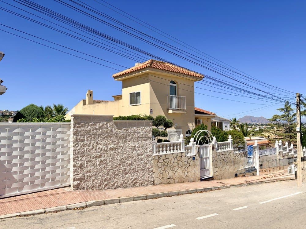 Discover this exceptional detached villa located in the prestigious area of Pueblo Lucero, in Ciudad Quesada (Rojales), one of the most sought-after residential locations on the Costa Blanca, renowned for its tranquillity, amenities and excellent quality of life.The property offers a built area of 241 sqm set on a generous 546 sqm plot, providing space, privacy and an ideal setting for both permanent living and investment purposes.The villa features 4 spacious bedrooms and 3 fully fitted bathrooms, designed to provide maximum comfort for the whole family. It boasts a large, bright living room, perfect for relaxing or entertaining guests. In addition, the property includes 2 fully equipped kitchens, offering versatility and practicality, ideal for larger families or hosting visitors.Outside, the property benefits from a generous private garden, perfect for enjoying the Mediterranean climate all year round, as well as a charming covered terrace ideal for outdoor living in any season. A private jacuzzi adds an exclusive touch of luxury and wellbeing.The villa also includes a spacious underground garage with capacity for up to 3 vehicles, ensuring convenience and security.The location is outstanding: just 100 metres from the renowned La Marquesa Golf Course, perfect for golf enthusiasts, and only a 5-minute walk to a wide selection of bars, restaurants and shops. Furthermore, the beautiful beaches of the Costa Blanca are only a 13-minute drive away.Ciudad Quesada is a well-established area offering all essential services, including healthcare facilities, supermarkets, leisure options and green areas, within a welcoming international community popular with both Spanish and overseas residents.A unique property combining location, space and quality of life!!