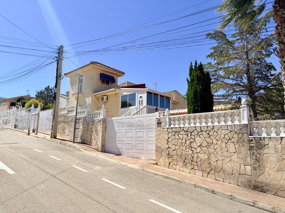 Discover this exceptional detached villa located in the prestigious area of Pueblo Lucero, in Ciudad Quesada (Rojales), one of the most sought-after residential locations on the Costa Blanca, renowned for its tranquillity, amenities and excellent quality of life.The property offers a built area of 341 sqm set on a generous 1080 sqm plot, providing space, privacy and an ideal setting for both permanent living and investment purposes.The villa features 4 spacious bedrooms and 3 fully fitted bathrooms, designed to provide maximum comfort for the whole family. It boasts a large, bright living room, perfect for relaxing or entertaining guests. In addition, the property includes 2 fully equipped kitchens, offering versatility and practicality, ideal for larger families or hosting visitors.Outside, the property benefits from a generous private garden, perfect for enjoying the Mediterranean climate all year round, as well as a charming covered terrace ideal for outdoor living in any season. A private jacuzzi adds an exclusive touch of luxury and wellbeing.The villa also includes a spacious underground garage with capacity for up to 3 vehicles, ensuring convenience and security. It alsoincludes a 100 m² carport prepared to build another house and even a second floor above it.The location is outstanding: just 100 metres from the renowned La Marquesa Golf Course, perfect for golf enthusiasts, and only a 5-minute walk to a wide selection of bars, restaurants and shops. Furthermore, the beautiful beaches of the Costa Blanca are only a 13-minute drive away.Ciudad Quesada is a well-established area offering all essential services, including healthcare facilities, supermarkets, leisure options and green areas, within a welcoming international community popular with both Spanish and overseas residents.A unique property combining location, space and quality of life!!