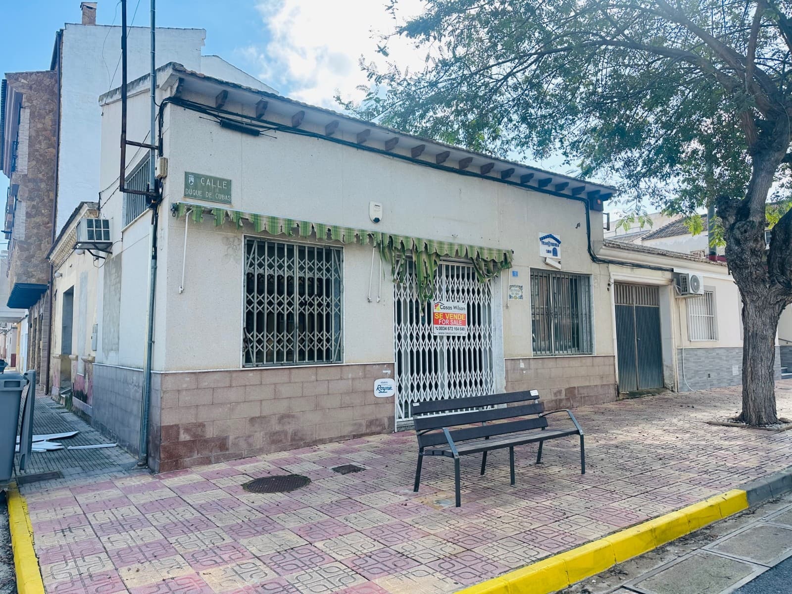 This commercial unit or also residential property in Jacarilla offers 160 m² of interior space — a blank canvas ready for a full renovation. The property currently includes one bathroom and an open layout that can be completely redesigned to suit your business plans.It’s in need of total reform, but with its generous size, it has great potential for anyone looking to create a workshop, office, storage space, or even start a new business concept.A great opportunity for investors or entrepreneurs with vision, ready to bring this space back to life.