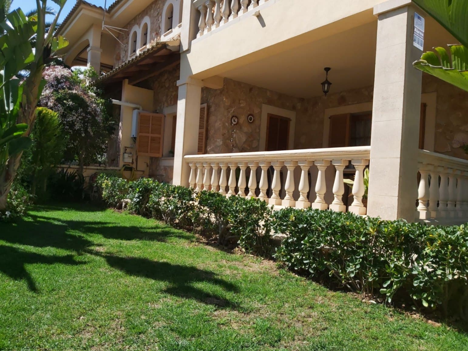 Located in picturesque Marratxí, on the beautiful island of Mallorca, this charming single-family home is the ideal retreat for those seeking a home filled with light and comfort. With a southeast orientation, this property basks in the warmth of the Mediterranean sun, creating a welcoming atmosphere throughout the day.Spacious and Comfortable SpacesThis home features three spacious bedrooms, perfect for accommodating a variety of family needs. The two bathrooms are designed to maximize comfort and functionality, ensuring that every corner of the property is practical and inviting.Private ExteriorsA special attraction of this property is its 9 m² terrace, where you can enjoy enchanting views and peaceful moments outdoors. The interior garden provides an oasis of peace and natural beauty, ideal for relaxing or socializing. Imagine pleasant family gatherings surrounded by the freshness of nature.Amenities and ComfortThe home is equipped with hot/cold air conditioning, ensuring a comfortable environment year-round. The presence of a garage ensures convenient access and storage, adding an element of functionality to the daily lives of its residents.Privileged LocationMarrachí not only stands out for its scenic beauty but also for its proximity to essential services. The combination of tranquility and accessibility makes this property an exceptional choice for living. Enjoying the Balearic lifestyle has never been easier.