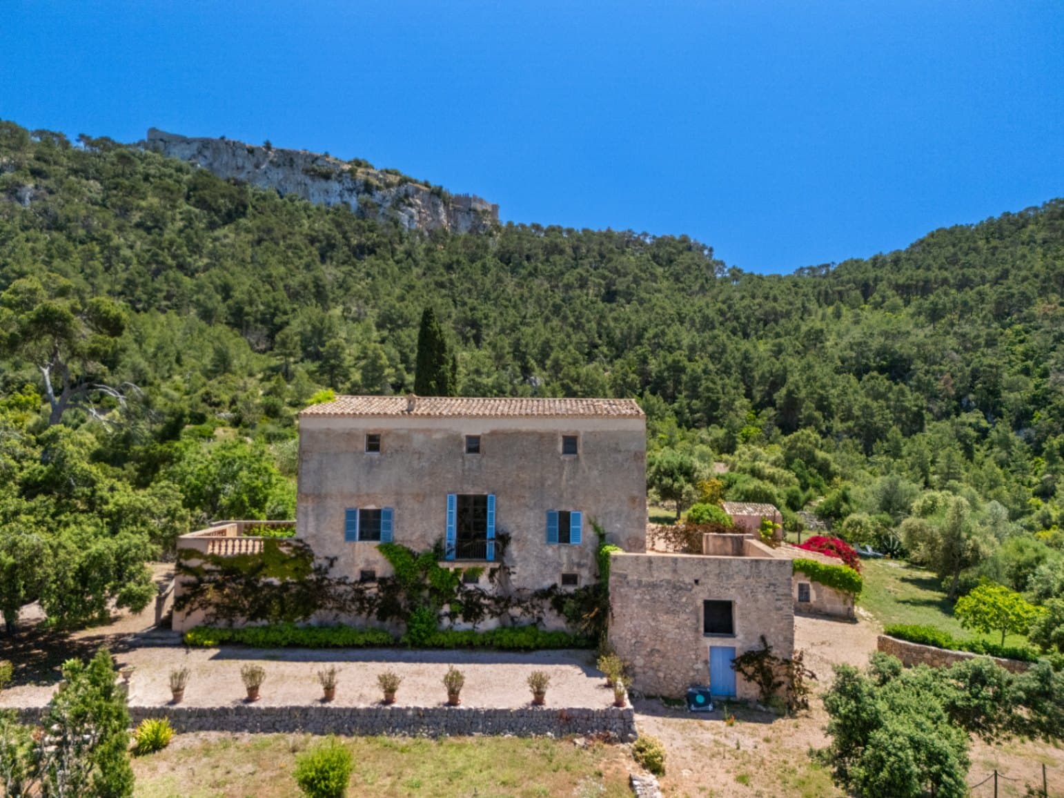 Nestled in the beautiful landscape of Mallorca, this stunning estate offers a unique opportunity to enjoy Mediterranean living. With a generous 256,000 m² of land, this property is a true retreat that guarantees privacy and tranquility, ideal for those seeking an escape from the hustle and bustle of everyday life. The estate features seven spacious bedrooms, ideal for accommodating a large family or entertaining friends. Enjoy the convenience of three bathrooms that ensure enough space for everyone. With a total built area of 1,081 m², every corner has been designed to offer comfort and functionality. The construction, characterized by its Mediterranean style, combines aesthetics and functionality, creating a warm and welcoming atmosphere. The architectural details represent the essence of the region, turning each room into a tribute to the beauty of life in Mallorca. For those who value convenience, this estate includes a garage and barbecue, perfect for family and social gatherings. The fireplace provides a cozy atmosphere during cooler evenings, allowing you to enjoy special moments indoors. The extensive land offers multiple opportunities to enjoy the outdoors. If you love to grow crops, the space is ideal for creating a lush garden or even a vegetable patch. The easy access to major roads ensures that all the area's amenities and services are just minutes away, leaving the perfect balance between rural tranquility and urban life in your hands. Imagine waking up each morning in an idyllic setting, surrounded by the rich culture and natural beauty that Mallorca has to offer. This estate in Felanitx is not just a place to live, it's a lifestyle. Perfect for those looking for an investment in a home that combines luxury and serenity. Discover the possibilities of this exceptional space where every day can be lived in harmony with nature, creating unforgettable memories for generations to come.