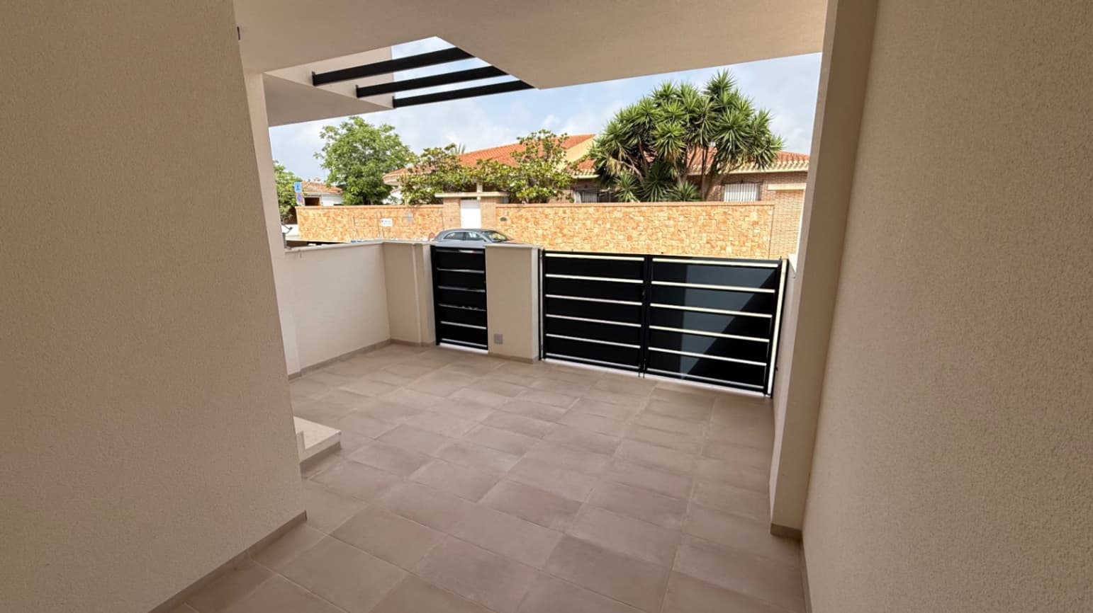 Modern 3-Bedroom Adosado with Private Pool – Built in 2024Discover exceptional privacy and tranquility in this sleek, newly built (2024) modern adosado. Featuring 3 bedrooms and 2 bathrooms, the home offers 120 m² of living space on a 130 m² plot.The fully enclosed back garden boasts a beautiful private pool, allowing you to relax and bathe in total seclusion—completely shielded from outside view. Designed for modern comfort and peaceful living, this property is a perfect escape from the everyday.With developments like this rising quickly, Pilar de la Horadada is set to become a completely transformed city in the coming years, as more and more builders shape it into one of the most desirable spots on the Costa Blanca.