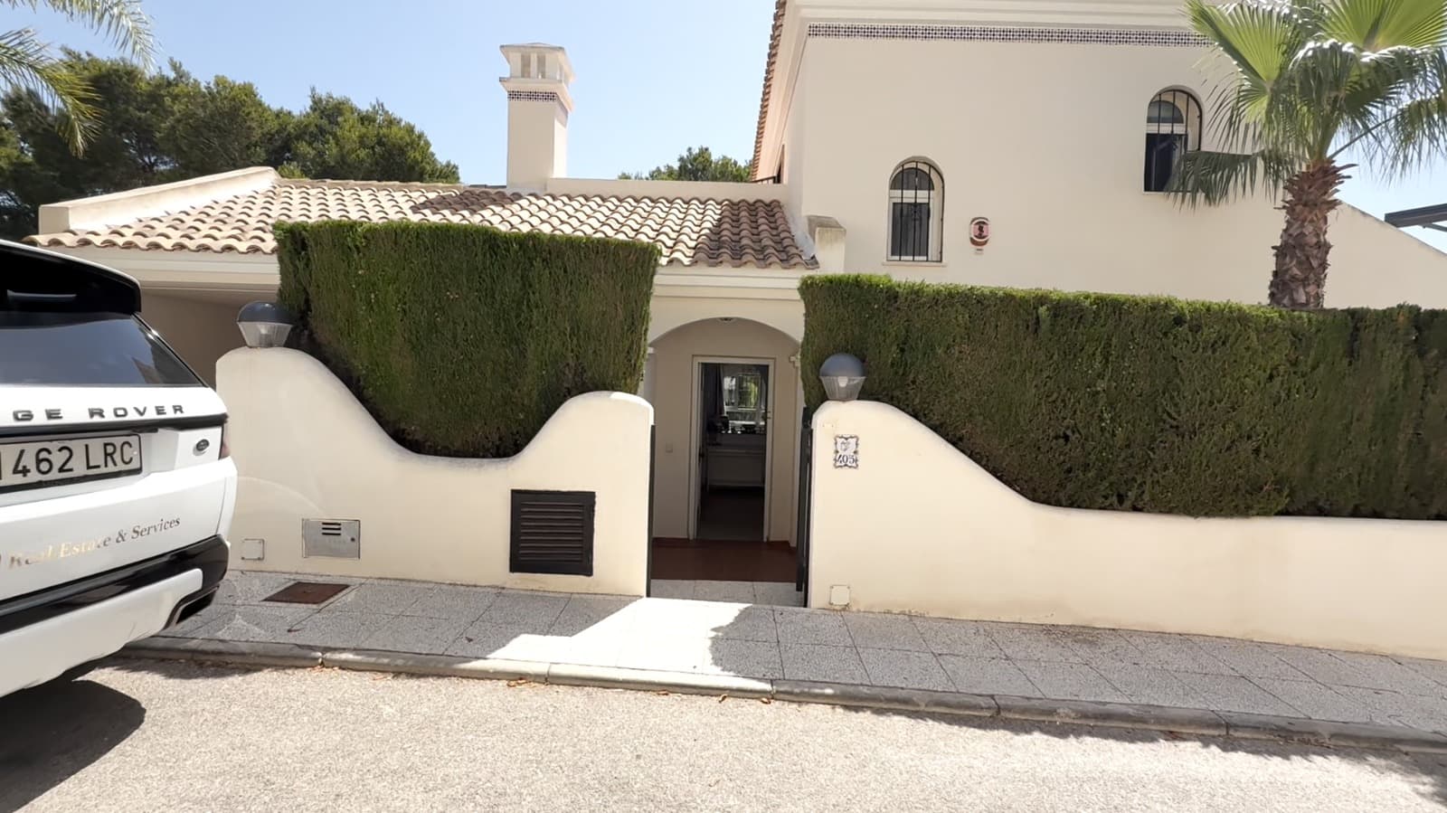 Large detached villa with 4 bedrooms, 2 bathrooms first line to the Las Ramblas Golf Course.This very well kept villa also has a private swimming pool, garage and a roof terrace. Not only close to the Golf course, also to all amenities and only a 5 minutes drive to the beach.Call for a viewing today!