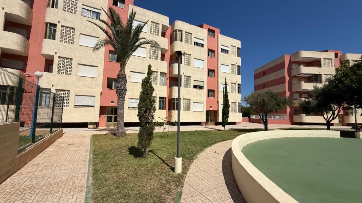 Renovated first-floor apartment with sea views, located in a quiet and clean residential area. The property features a modernized bathroom, updated doors, and a bright, fresh interior. Enjoy a large community pool, always clean and rarely crowded, plus a private garage downstairs. A perfect option for peaceful living or a holiday home by the sea.