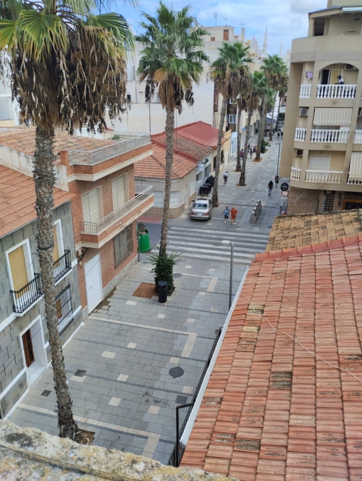 For sale, a whole building with 2 floors plus a solarium terrace, with the possibility of building a setback penthouse, garage/ground floor with the possibility of converting into a commercial premises in the center of Torrevieja, just a few meters from the new marina. A unique investment opportunity; there are few left in Torrevieja.