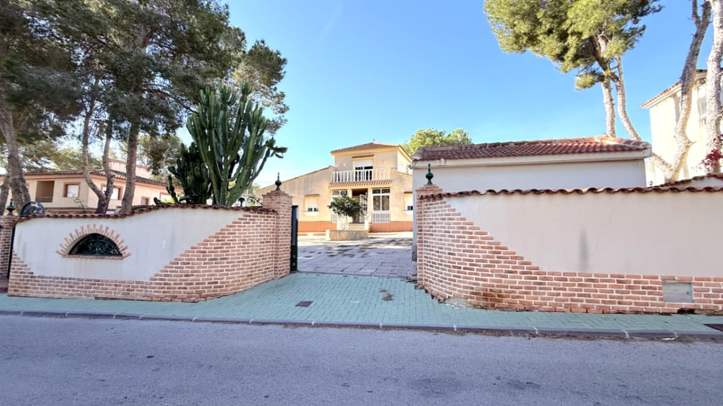 Welcome to Your Dream Home in Costa Blanca SurDiscover the charm of this exquisite detached house nestled in the beautiful city of Pilar de la Horadada, a gem in Alicante’s stunning Costa Blanca Sur region. This property embodies the perfect blend of traditional style and modern comforts, promising a luxurious lifestyle enveloped in serene surroundings.Spacious Living AreasWith a generous built area of 257 square meters, this residence offers ample space for both relaxation and entertainment. The thoughtfully designed layout features four well-proportioned bedrooms and three bathrooms, ensuring comfort and convenience for family and guests alike. Each living area embraces the beauty of natural light, thanks to the southeast orientation that bathes the interiors in warm sunshine.Outdoor OasisSet on a remarkable 1030 square meter plot, the outdoor spaces of this property are truly spectacular. The private pool invites you to unwind under the sun or enjoy refreshing dips on warm afternoons, while the beautifully landscaped garden creates a tranquil retreat. The open and covered terraces are perfect for al fresco dining or simply soaking in the vibrant surroundings. Imagine hosting barbecues with family and friends in your very own summer kitchen or enjoying peaceful evenings under the stars.Comfort and ConvenienceThis home is equipped with modern amenities for comfortable living. The air conditioning system ensures a cool environment during the warm summer months, while the oil central heating offers warmth in the cooler seasons. Experience cozy evenings beside the fireplace, creating lasting memories with loved ones in a delightful atmosphere.Designed for FunctionalityThe independent kitchen is a culinary haven, perfect for preparing everything from casual meals to gourmet dinners. The property also includes practical features such as a garage, storage room, and laundry room, adding ease to everyday living. Double-glazing windows enhance energy efficiency, providing you with peace of mind while lowering your environmental footprint.Security and PrivacyWith an enclosed plot, you have complete privacy to enjoy your outdoor haven. The outdoor shower is an added benefit for cleaning up after a day spent by the pool. The combination of these elements fosters an atmosphere of relaxation and security that you will appreciate.This detached house in Pilar de la Horadada is not just a property; it is a lifestyle waiting for you to embrace. With the vibrant culture of the Costa Blanca Sur region at your doorstep, this home offers a unique opportunity to own a piece of paradise in one of Spain's most desirable areas.