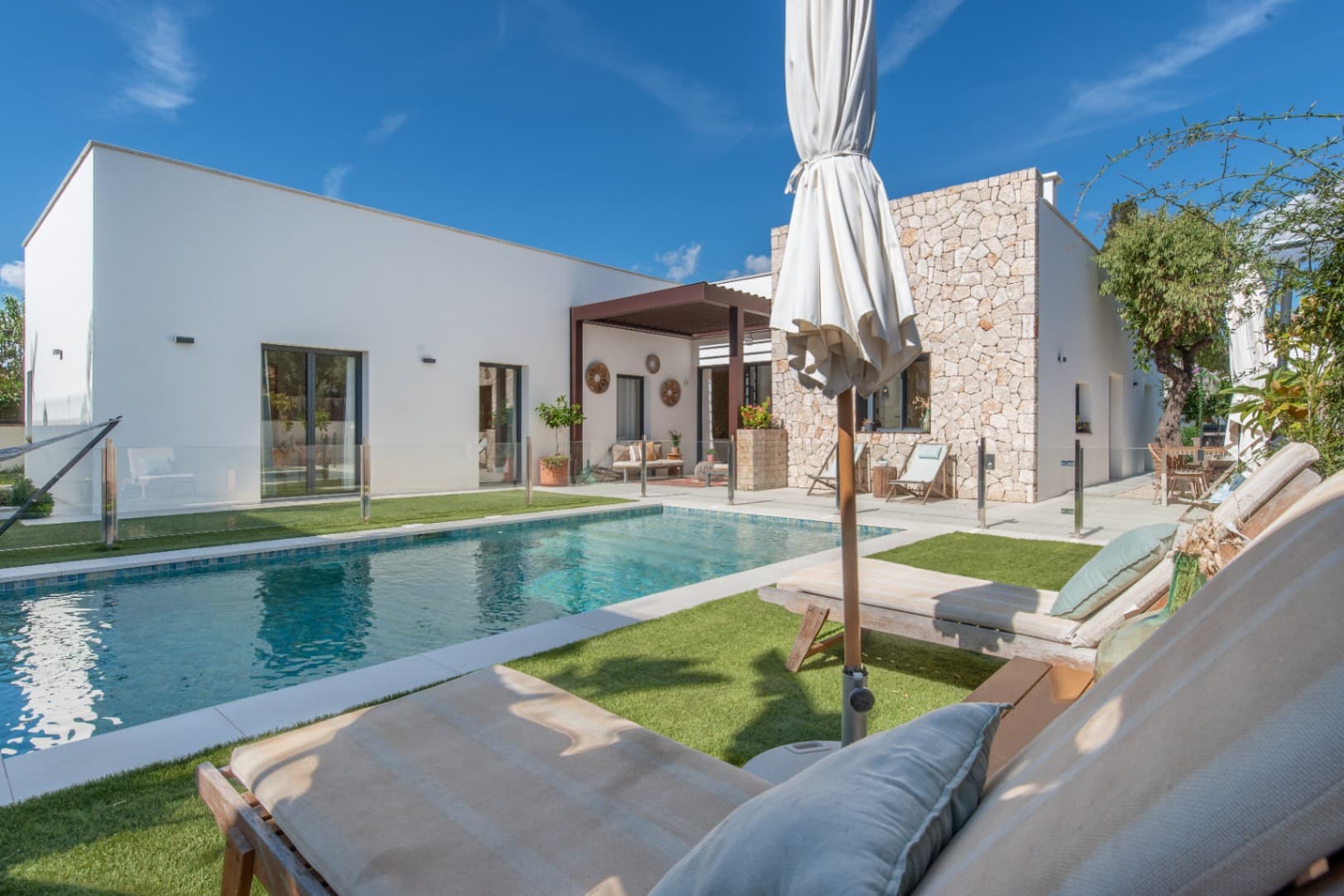 Contemporary single-story villa located in a residential area of Marratxí, built in 2020 with top-quality materials such as natural stone, marble, and woodAn elegant, stylish, and functional property designed for year-round family enjoyment, it offers a built area of 241m² on a 620m² plot. The villa has 4 bedrooms (the master bedroom with a dressing room and en-suite bathroom), 3 bathrooms, a spacious living/dining room with a fireplace and natural stone wall, a modern, fully equipped open-plan kitchen, and a separate dressing room.The house is equipped with ducted air conditioning and underfloor heating throughout, a storage room, a laundry room, solar panels, two cisterns, and double-glazed windows.Outside, you can enjoy a spectacular saltwater swimming pool surrounded by fruit trees, a garden area, and a children’s play area.The house is 100% solar powered and has a private garage with an electric car charger, as well as an alarm system. It is sold partially furnished, with the option of including all the furniture upon negotiation.