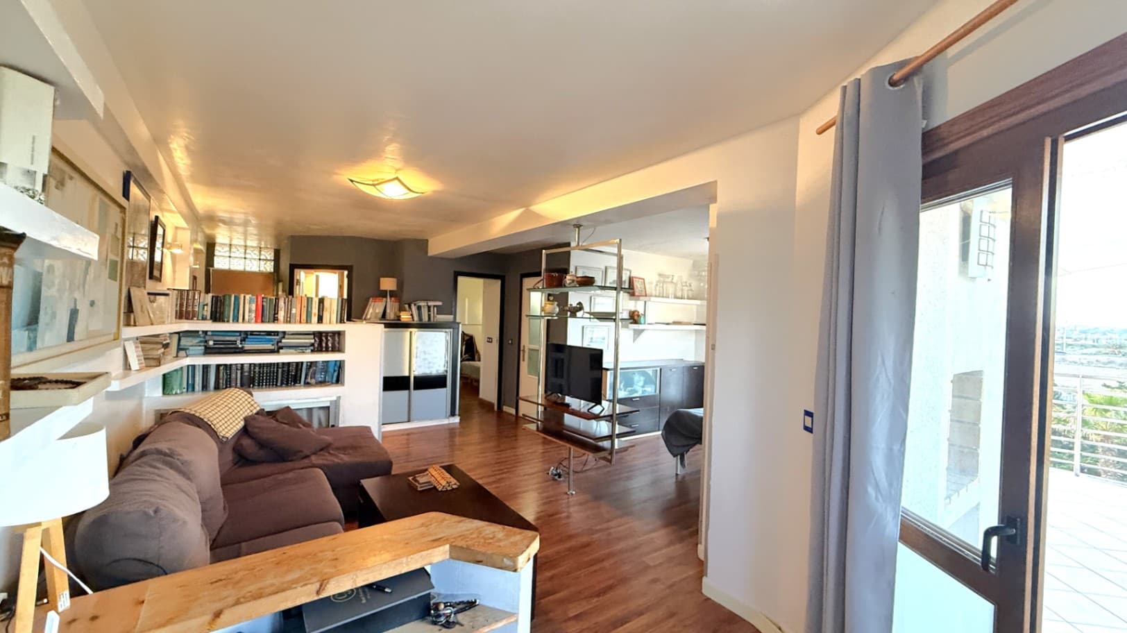 In the beautiful La Veleta area, Mar Azul in Torrevieja, lies this charming apartment, an area that provides a relaxing atmosphere, ideal for those seeking quality of life and proximity to the sea. With 91 m² built, this home is perfect for enjoying tranquility and the Mediterranean lifestyle.Apartment DetailsThis cozy apartment features an optimized layout that includes a large and well-lit bedroom (previously 3 bedrooms with the possibility of converting back) and a full bathroom, providing comfortable and functional spaces for your daily life. The independent kitchen allows for greater privacy and convenience when cooking, becoming the heart of the home. From the huge corner balcony, we have lateral views of the sea and common parks with clear and open vistas.Highlighted FeaturesOrientation: West, ensuring pleasant sunsets from your balcony.Terrace: Enjoy a 13 m² terrace, ideal for relaxing or sharing special moments outdoors.Heating: Electric heating system, ensuring a warm home during the cooler seasons.Community Pool: Access to 2 community pools, perfect for family enjoyment and making summer days an unforgettable experience.Accessibility: With an elevator, making it easier to access different levels of the building.Good Communication: Strategic location allowing easy access to routes and services, making this apartment an ideal option for both year-round living and vacation enjoyment.This apartment offers a unique opportunity for those seeking a home near the sea, in one of the most sought-after areas of the Costa Blanca. Don’t miss the chance to make this space your new refuge on the coast.