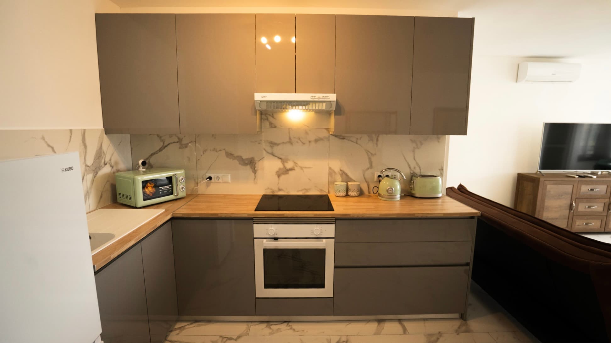 Very spacious 1 bed apartment on Villamartin plaza.Completely refurbished to high standard, being sold furnished as seen on the photos. The apartment has access to a large communal swimming pool and are within walking distance to all amenities and Villamartin Golf Club.