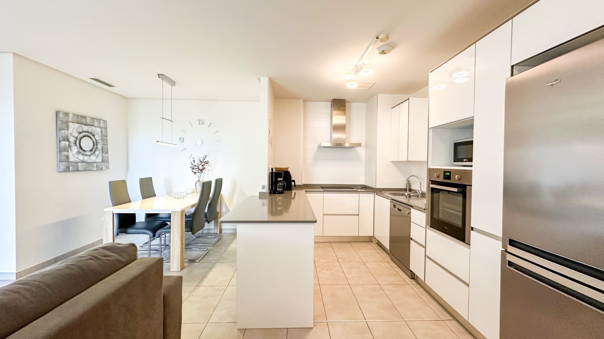 Two-bedroom, two-bathroom apartment for sale in a private and exclusive residential complex WITH TOURIST LICENCE.The complex, built in 2017, features an indoor and outdoor swimming pool, a spa and gym, and green areas.The apartment is being sold furnished.It is located just steps from supermarkets and restaurants, and is 3 minutes from Villamartin Golf Course and 5 minutes from La Zenia Beach.
