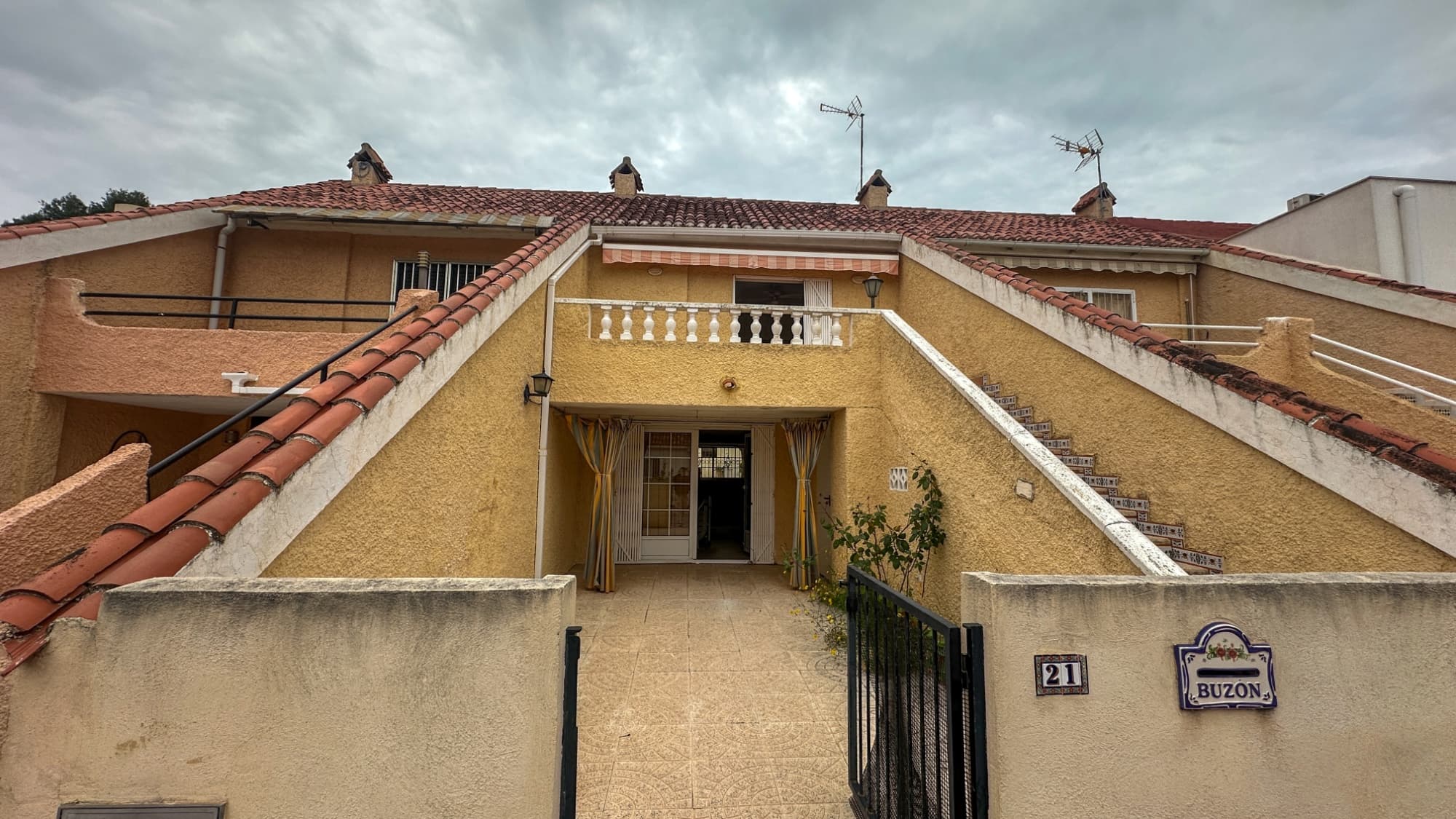 A charming 2-bedroom, 2-bathroom duplex house located in the sought-after area of Los Balcones, Torrevieja, offering comfortable living in a peaceful and well-established residential neighborhood.This attractive property is arranged over two levels and features a bright and spacious living-dining area, perfect for relaxing or entertaining. The home includes 2 fully equipped kitchen with plenty of storage and workspace, as well as two generously sized bedrooms with built-in wardrobes. Both bathrooms are well presented, providing convenience for family living or guests.Outside, the duplex benefits from a private outdoor space ideal for enjoying the Mediterranean climate, whether for dining al fresco, sunbathing, or simply unwinding. The property is situated close to local amenities such as supermarkets, restaurants, and public transport, and is just a short drive from the beaches of Torrevieja and the beautiful salt lakes.Ideal as a permanent residence, holiday home, or investment opportunity, this duplex in Los Balcones combines comfort, location, and excellent value on the Costa Blanca.