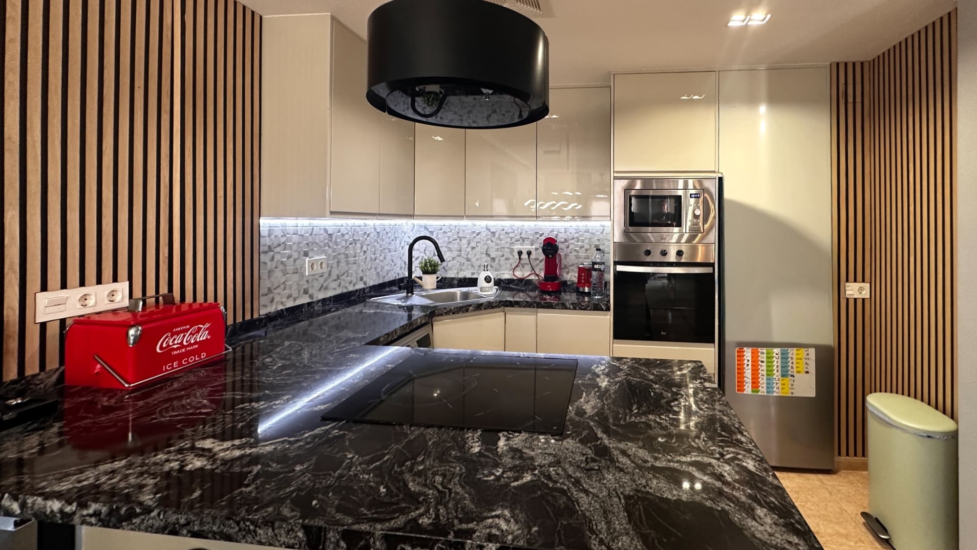 This stunning, fully renovated 3-bedroom, 2-bathroom apartment in the heart of Torrevieja embodies modern luxury.It features a custom-designed kitchen with a spacious solid marble countertop.Every detail of the home has been meticulously renovated for ultimate comfort.Enjoy access to a pristine communal swimming pool, all within easy walking distance of the beach and local amenities.